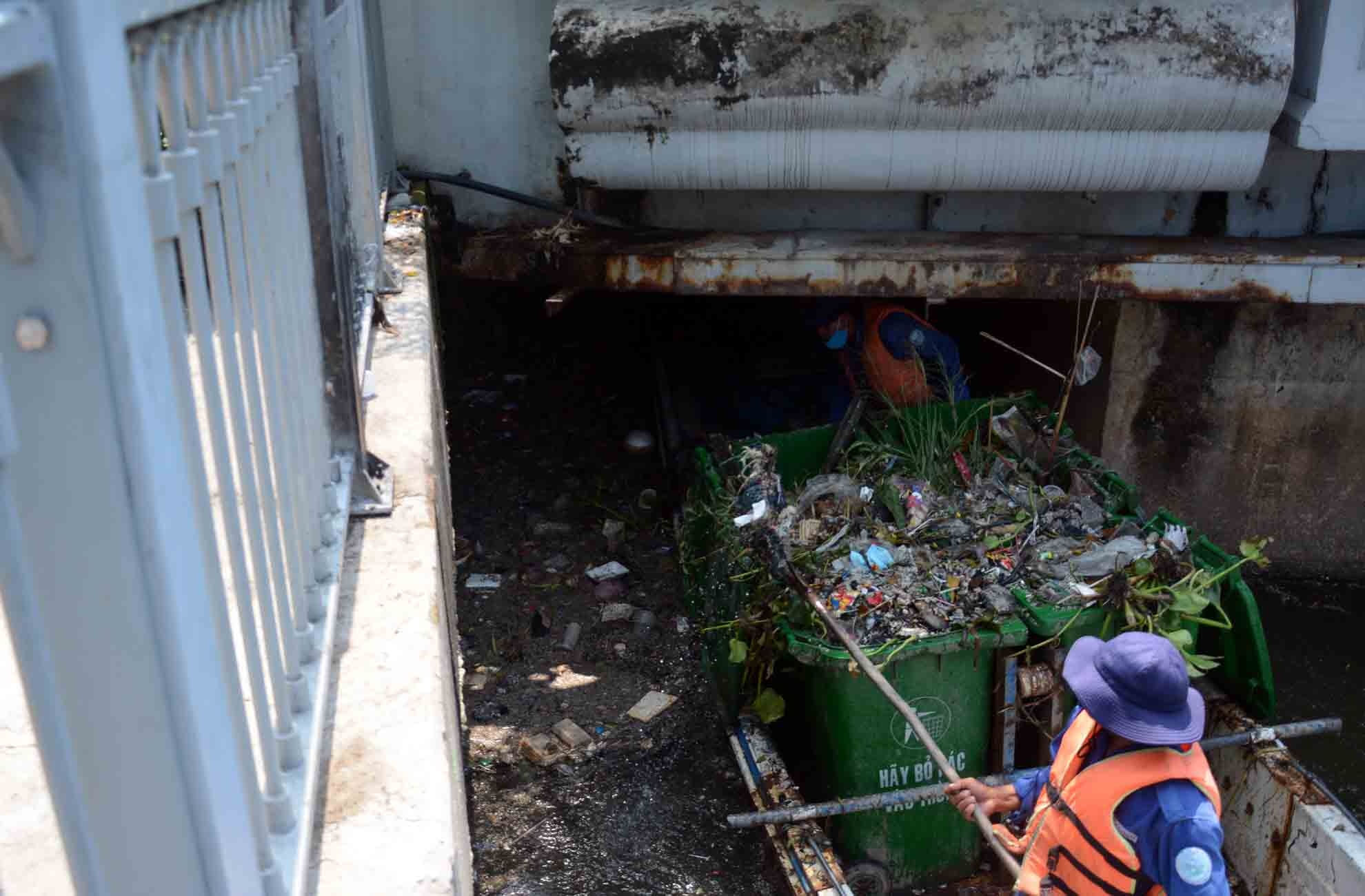 Ca chet hang loat tren dong kenh noi tieng Sai Gon hinh anh