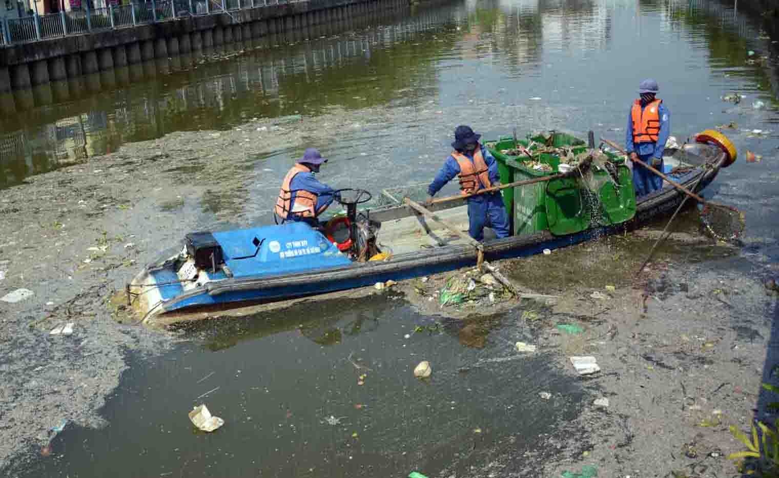 Hang tan rac lenh benh tren kenh Nhieu Loc hinh anh