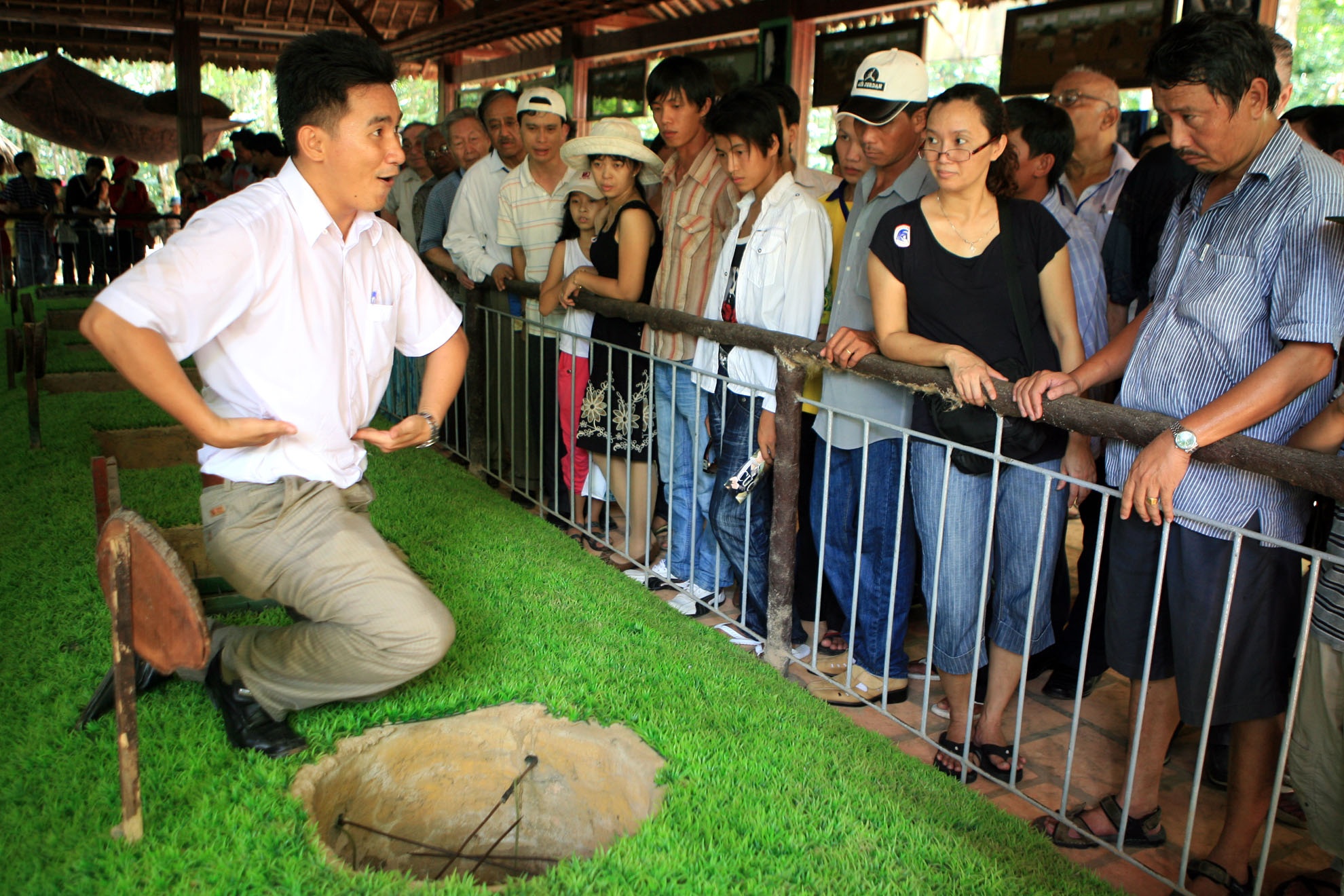 Bên cạnh hệ thống địa đạo là các hệ thống công sự chiến đấu. Các bẫy, hầm chông vô cùng tinh vi và nguy hiểm. 