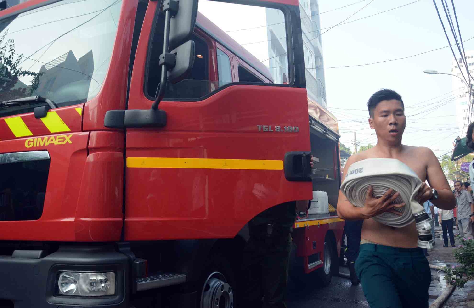 14 xe cuu hoa dap lua 4 can nha trong hem hinh anh