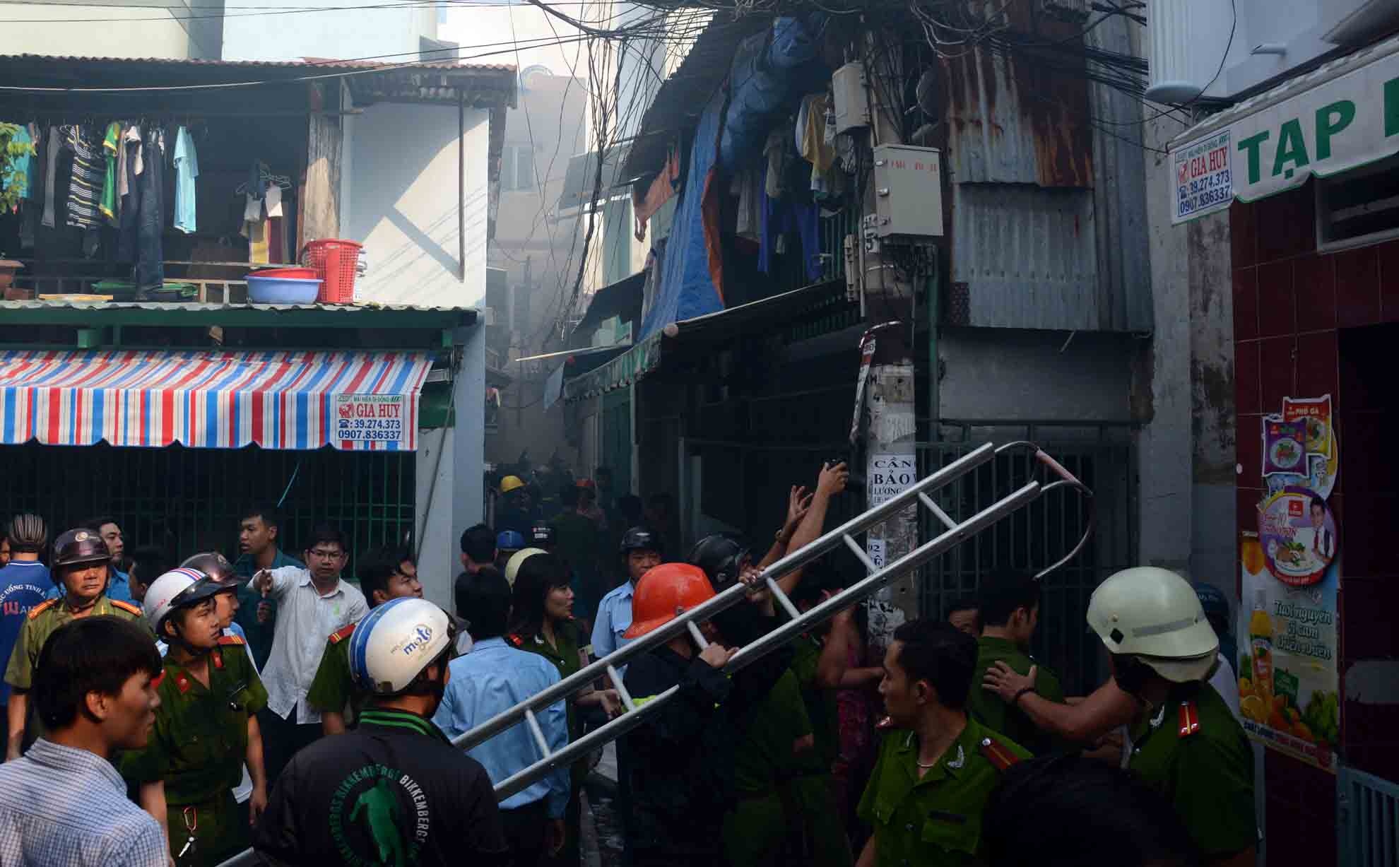 Hien truong vu chay 4 can nha o Sai Gon hinh anh