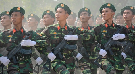 Quan doi, canh sat tap luyen dieu binh 30/4 hinh anh