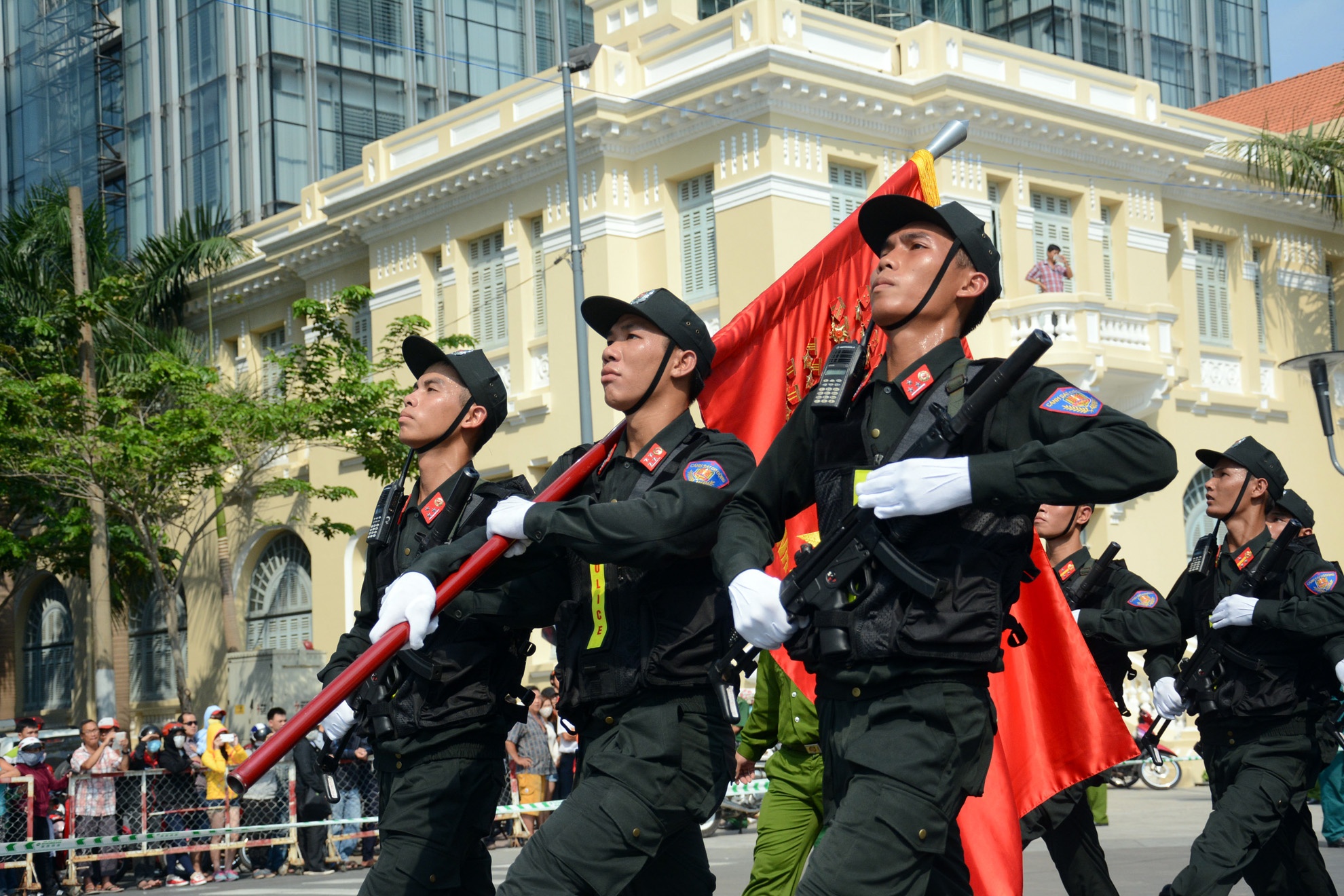 Doan dieu binh oai hung tren quang truong di bo Sai Gon hinh anh