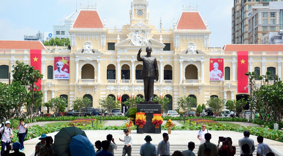 Tuong dai Chu tich Ho Chi Minh o quang truong di bo hinh anh