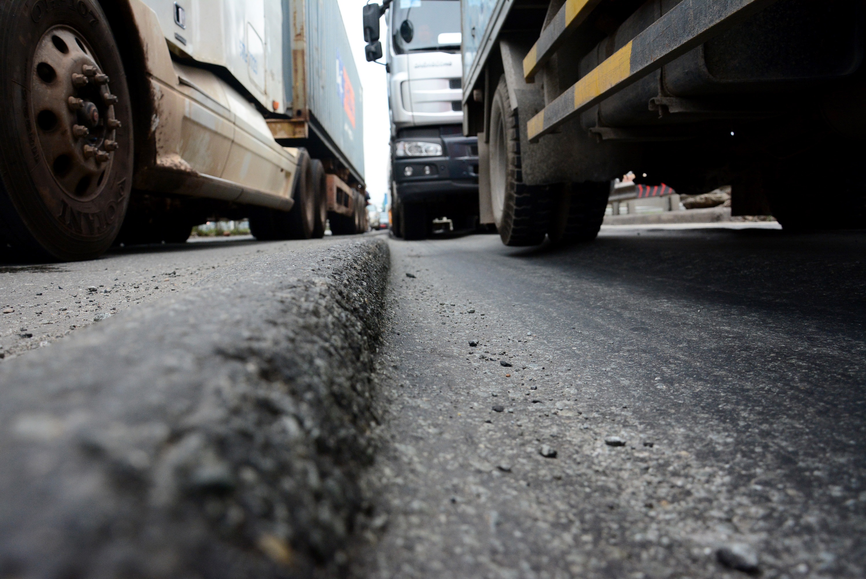 Banh oto lo lung 15 cm vi duong Sai Gon sut lun hinh anh