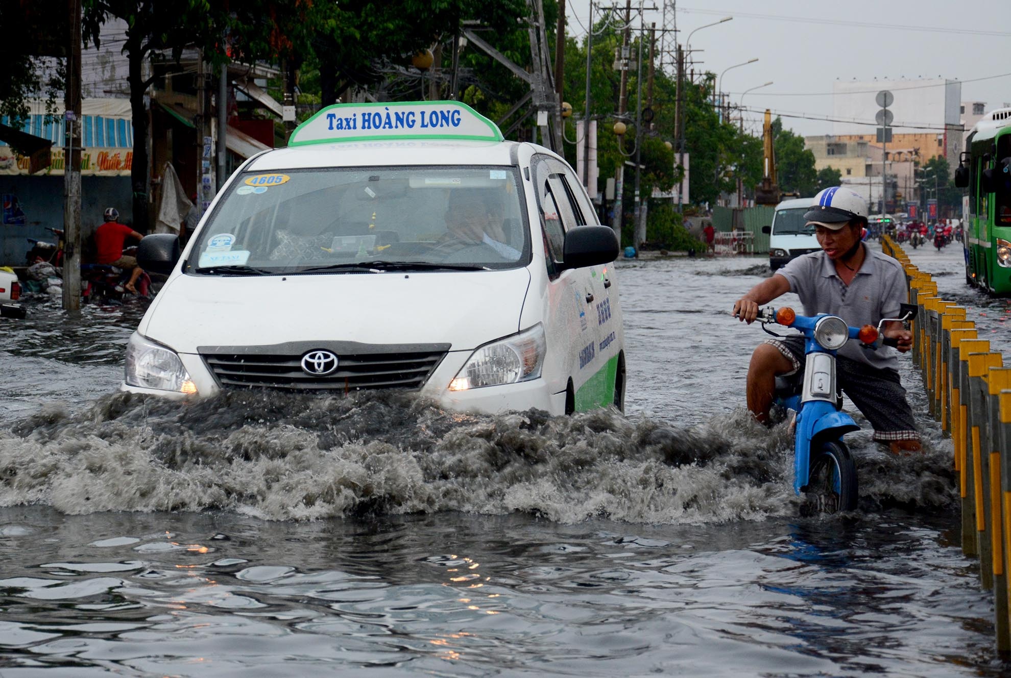 Nguoi Sai Gon loi bi bom trong mua ngap hinh anh