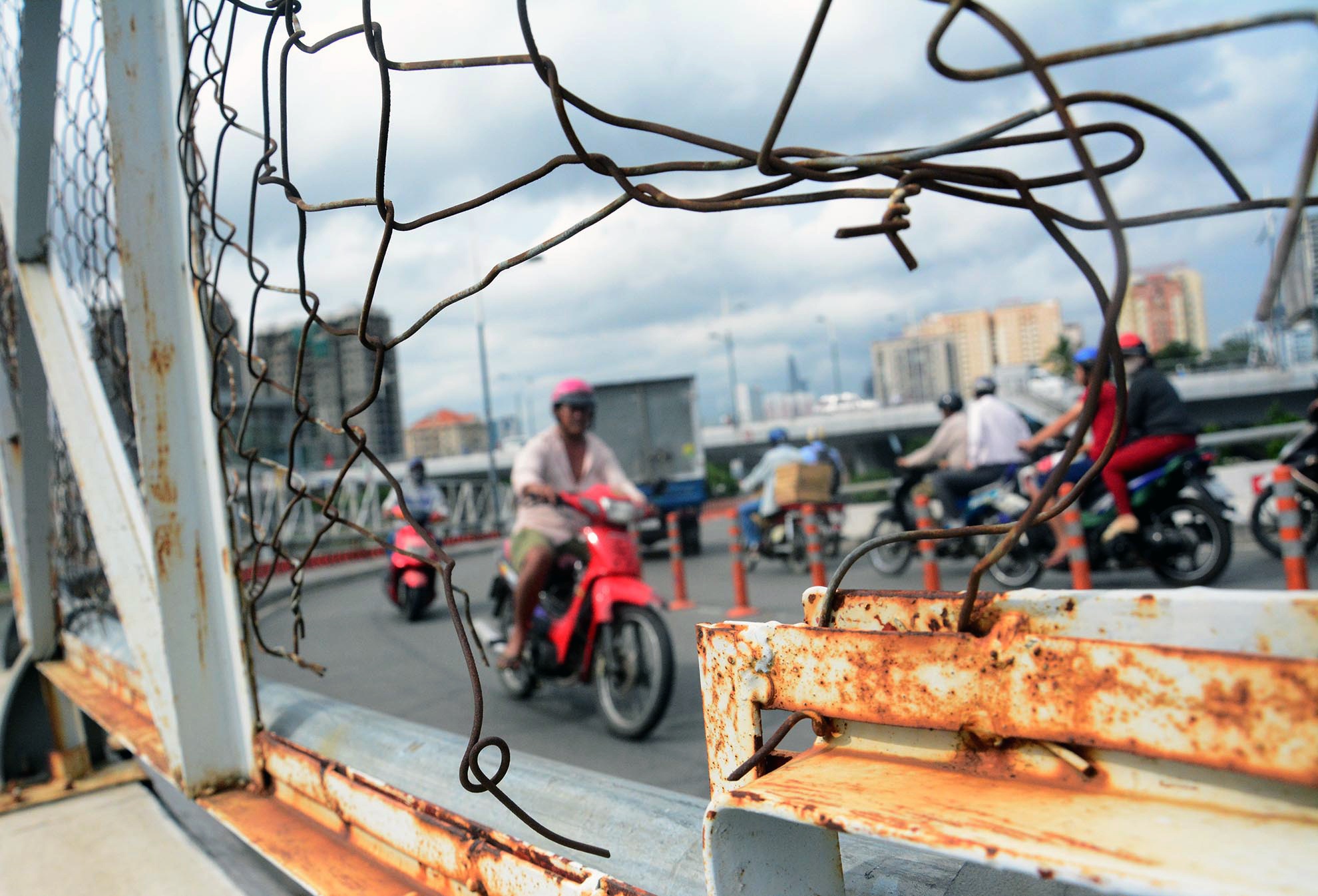 Luoi B40 ngan nguoi vang khoi cau hinh chu C o Sai Gon hinh anh