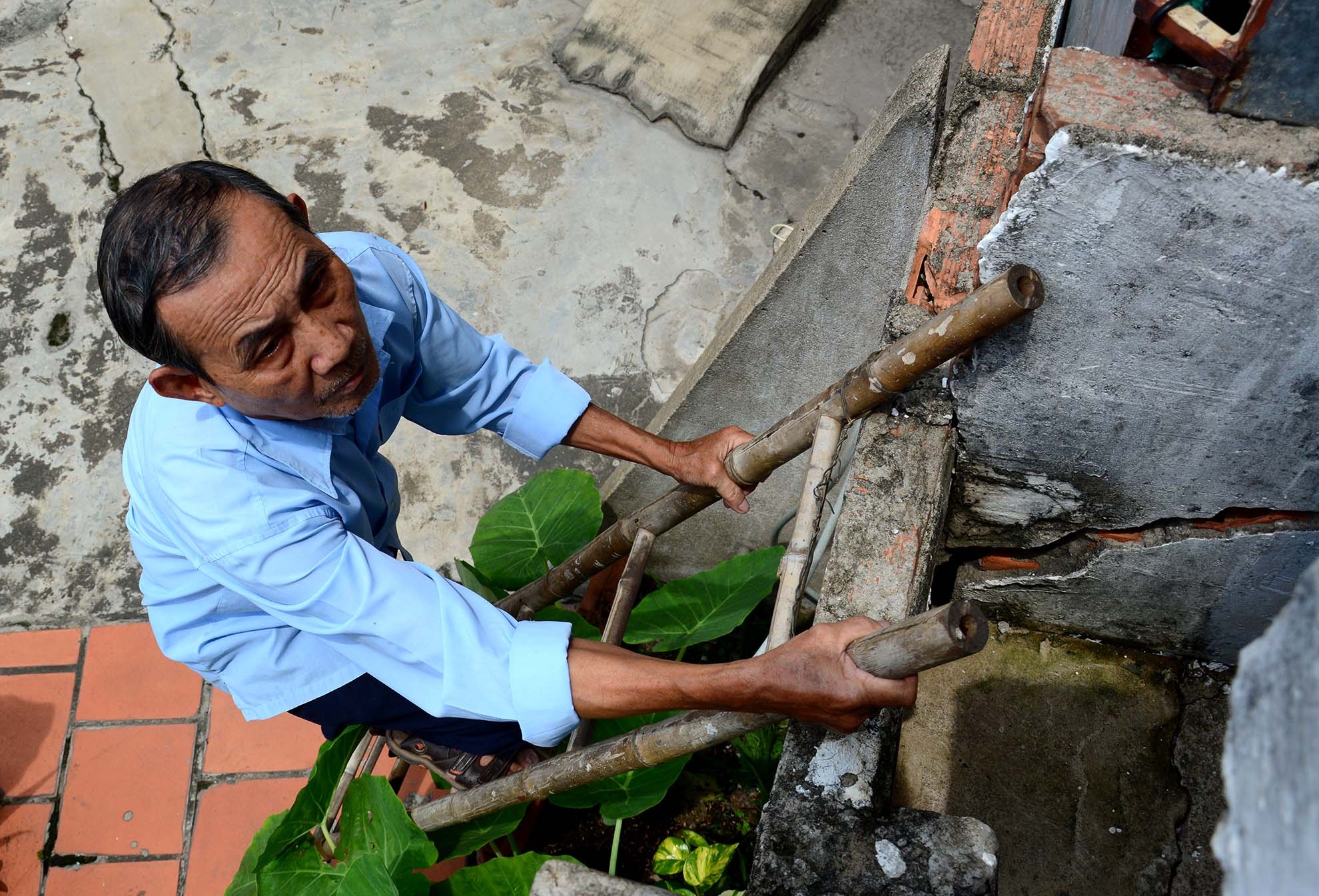 Ong gia 70 tuoi leo thang vao ngoi nha bi 'nhot' o Sai Gon hinh anh