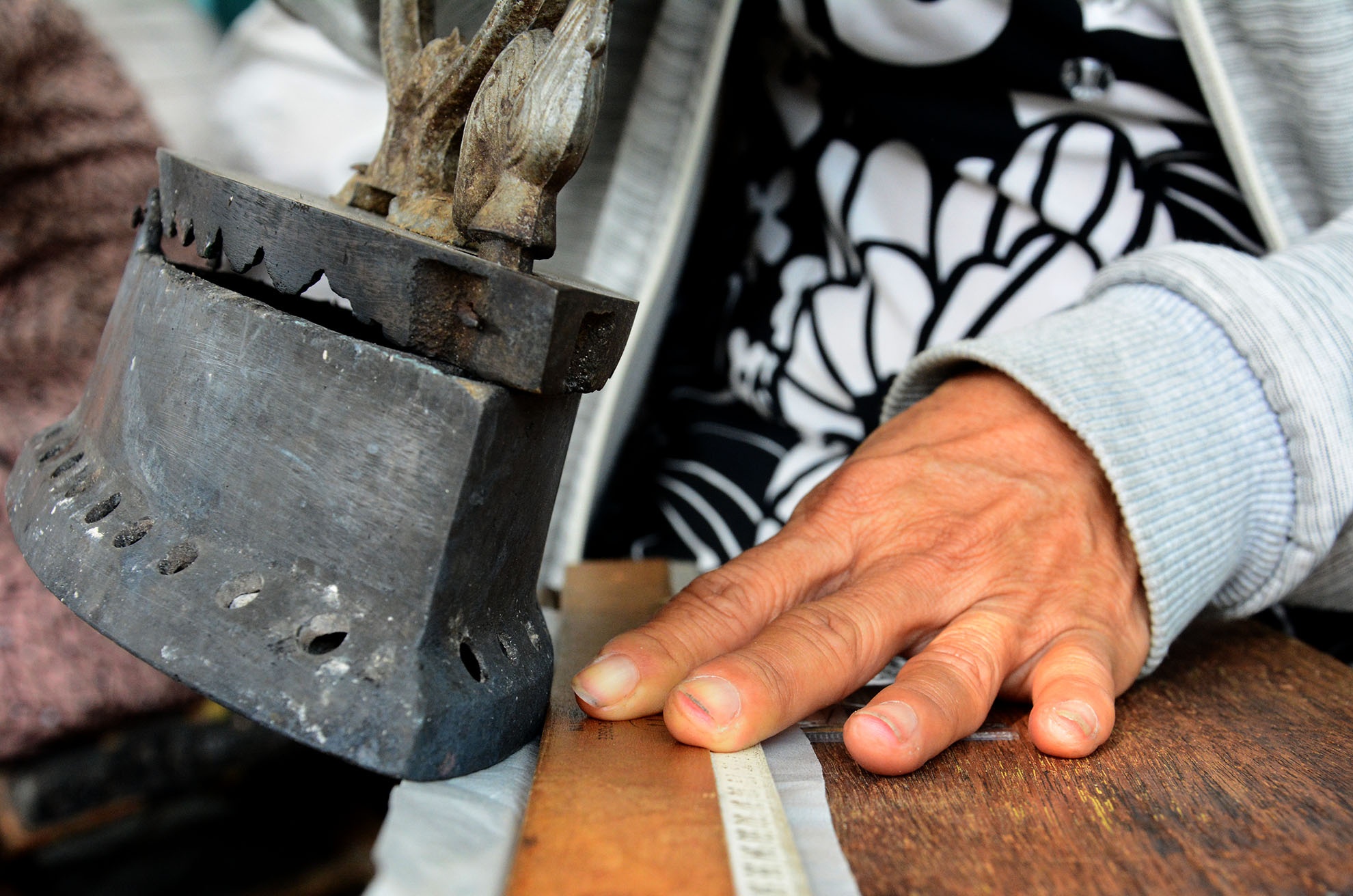 Nguoi ep giay to bang ban ui con sot lai tai Sai Gon hinh anh