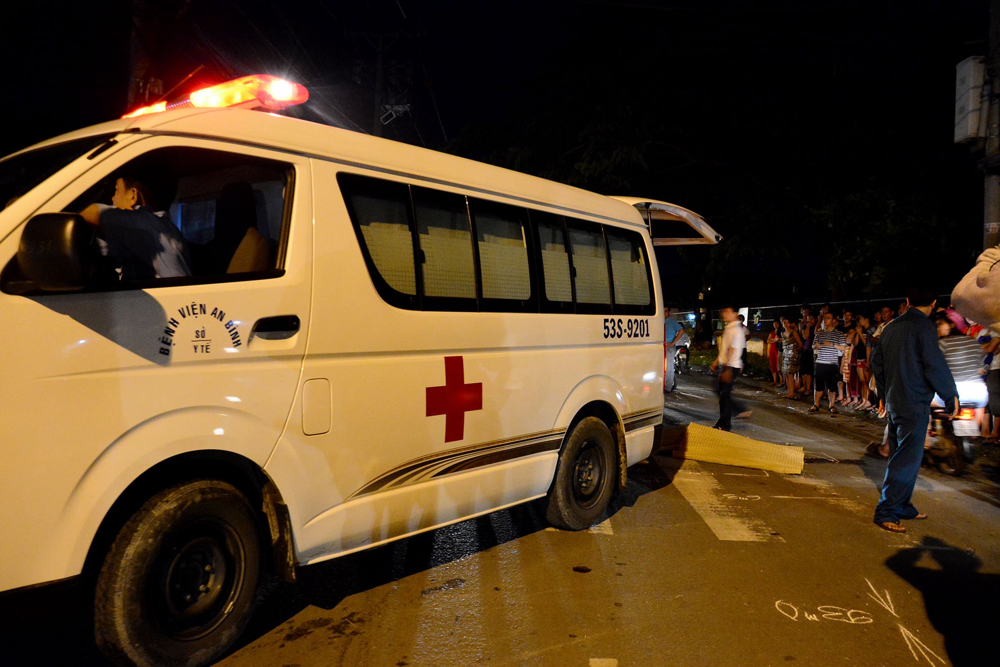 Nam thanh nien bi cuon vao gam xe buyt hinh anh