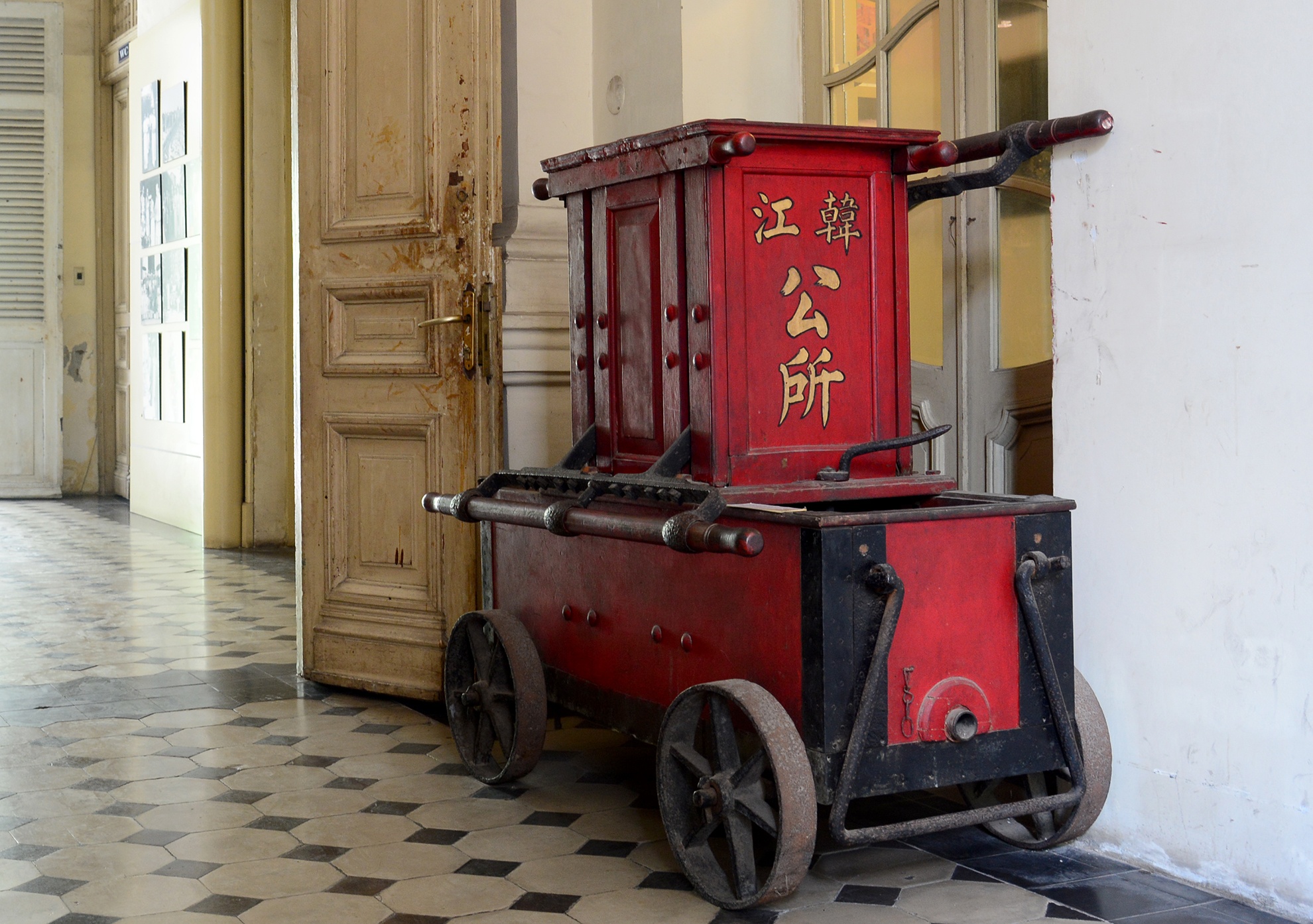 Xe cuu hoa co, thang may tram tuoi o Sai Gon hinh anh