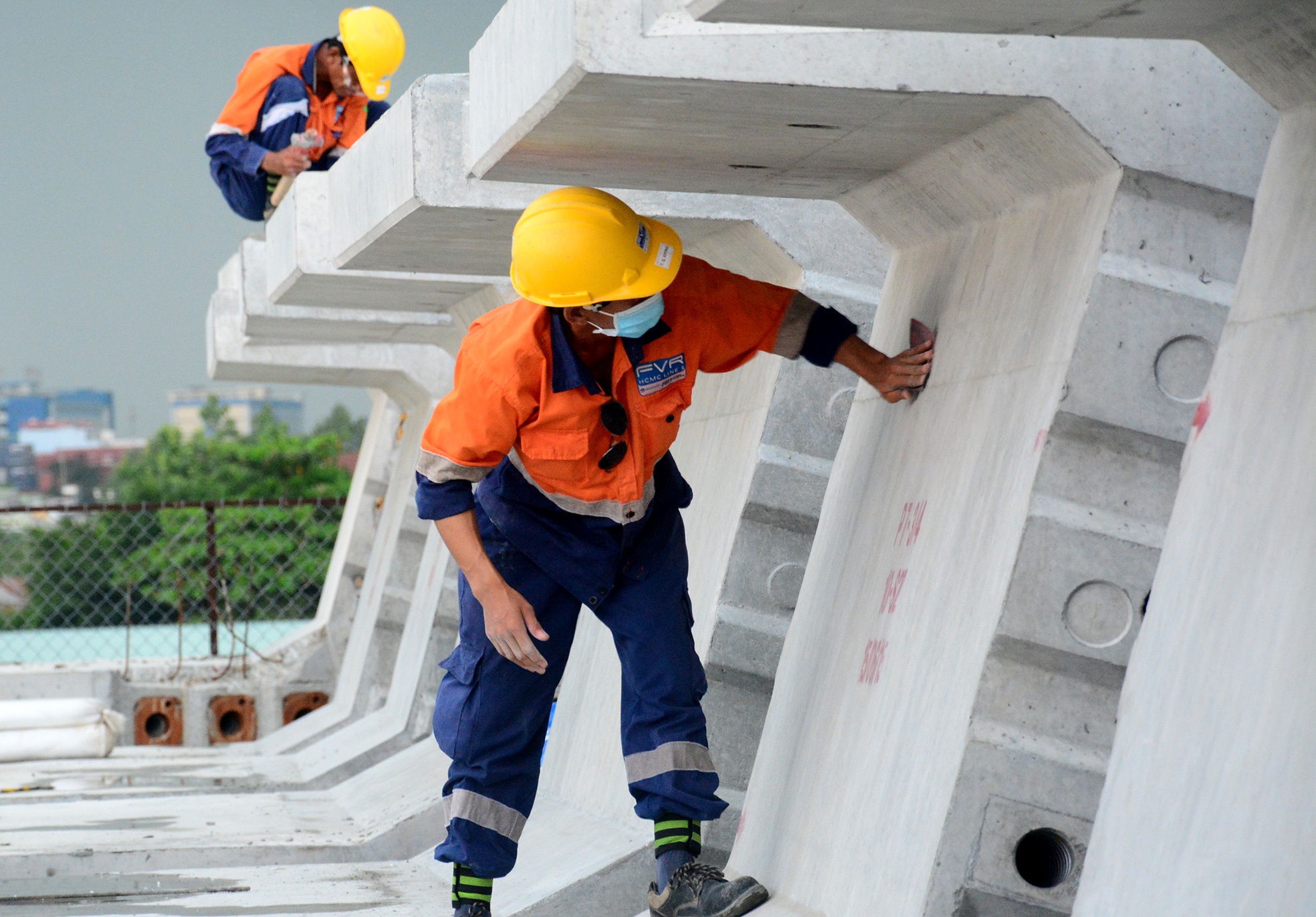 Canh thi cong dam cau can tuyen metro Sai Gon hinh anh