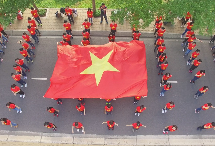 Hon 1.000 ban tre nhay flashmob va xep hinh 