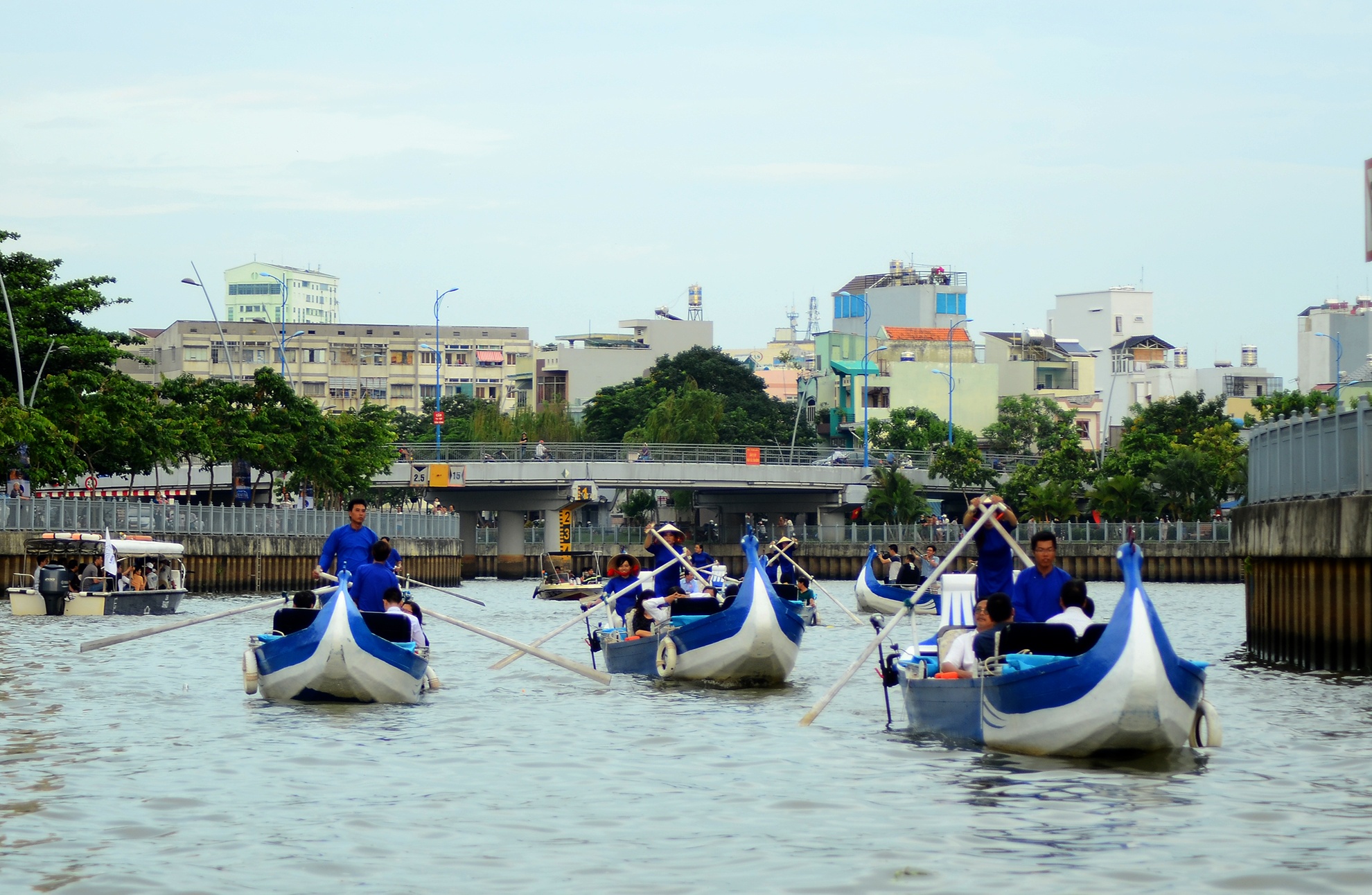 Nguoi Sai Gon hao huc voi dich vu du lich tren kenh hinh anh