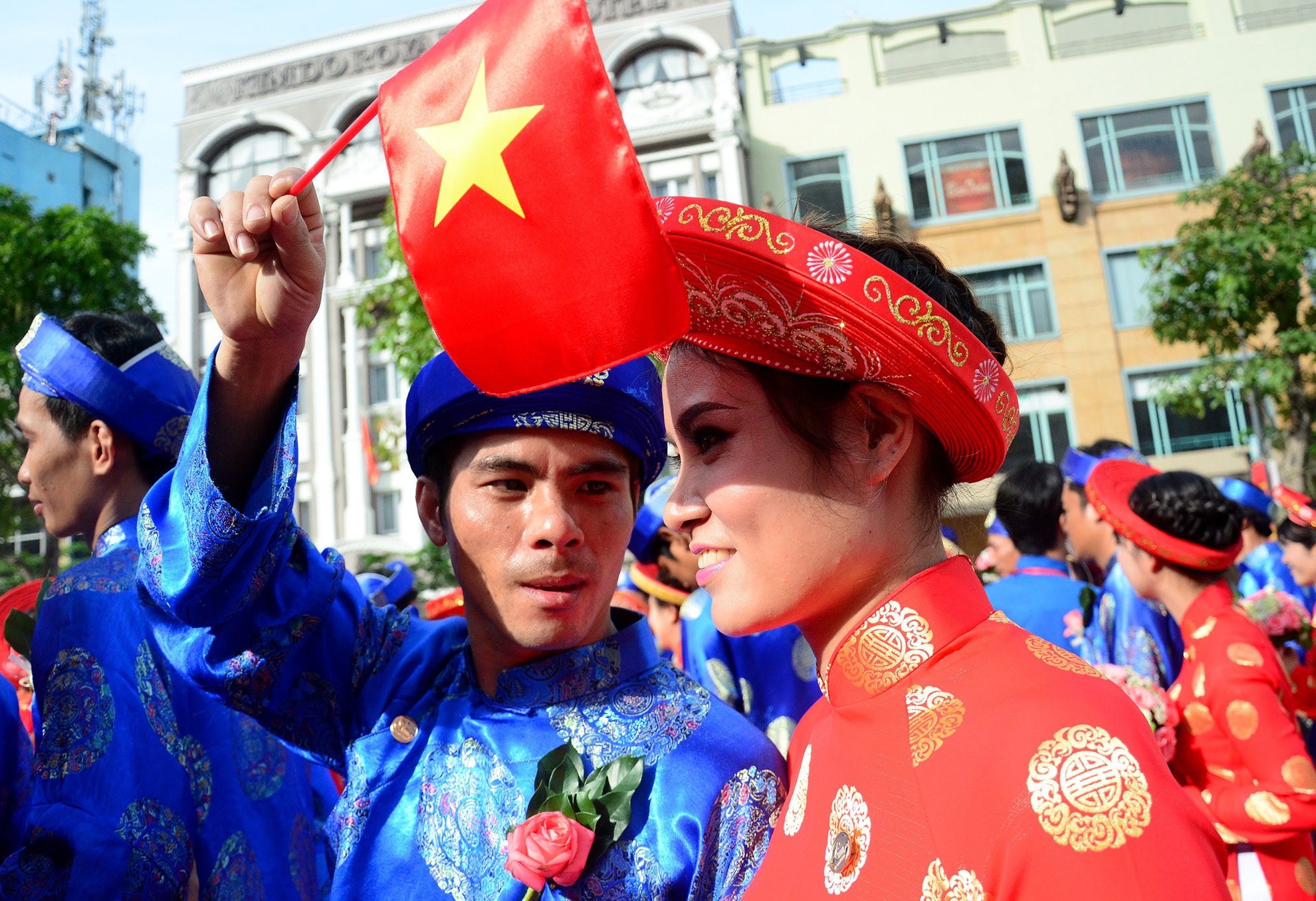 Dam cuoi tap the cua 100 cap doi tren pho Sai Gon ngay 2/9 hinh anh