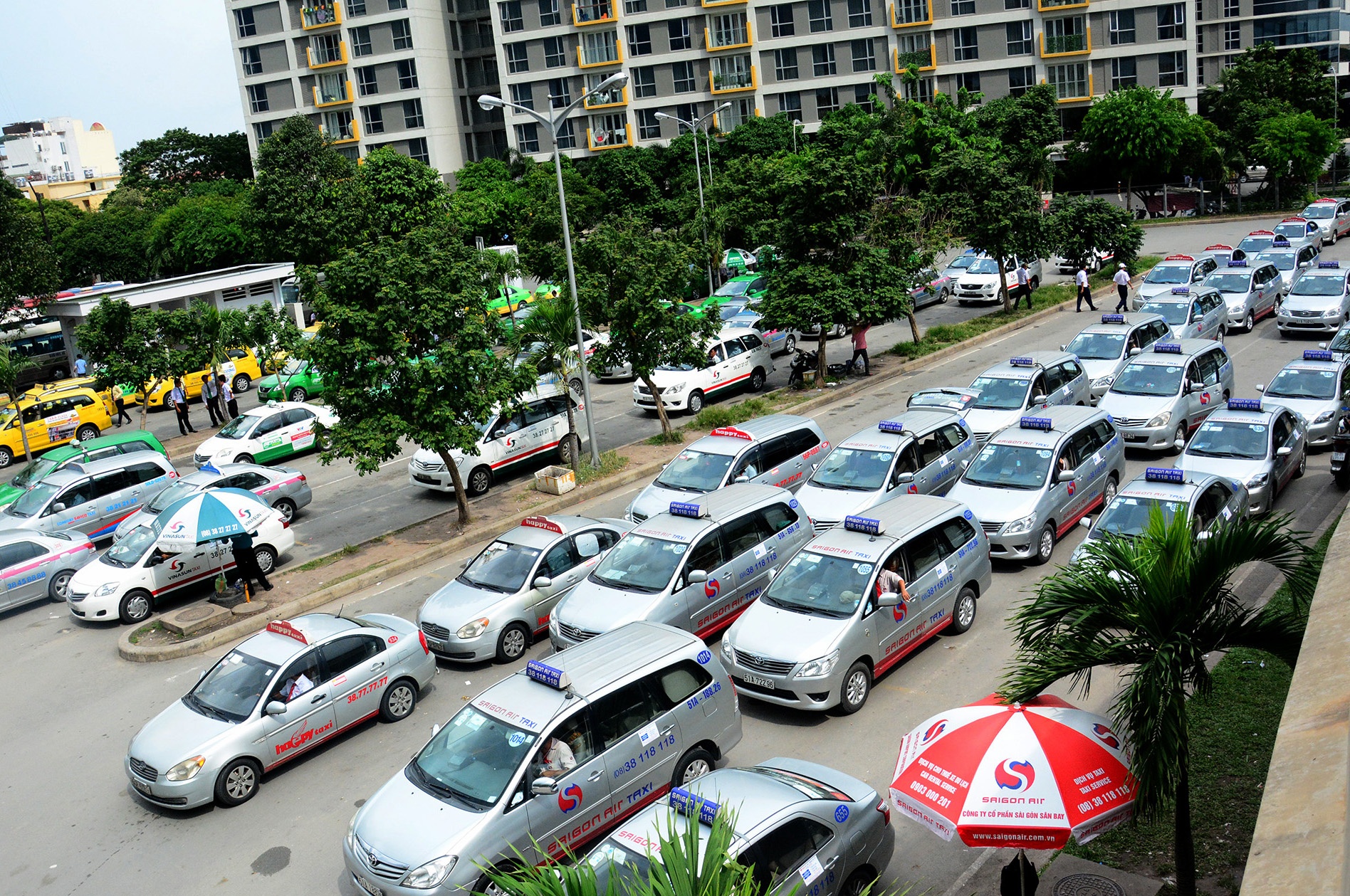 Oto, taxi rong ran ra vao san bay Tan Son Nhat hinh anh