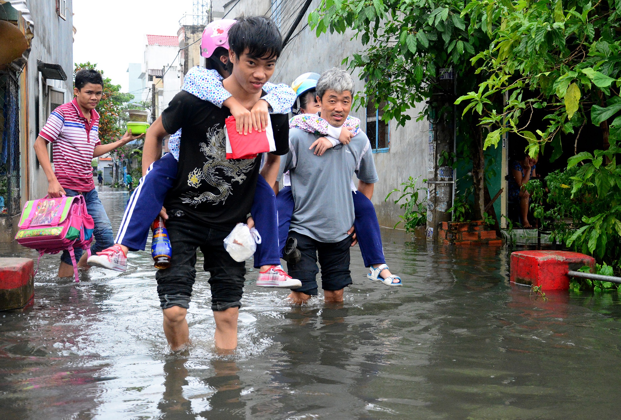 Con hem Sai Gon 20 gio chim trong nuoc ban hinh anh