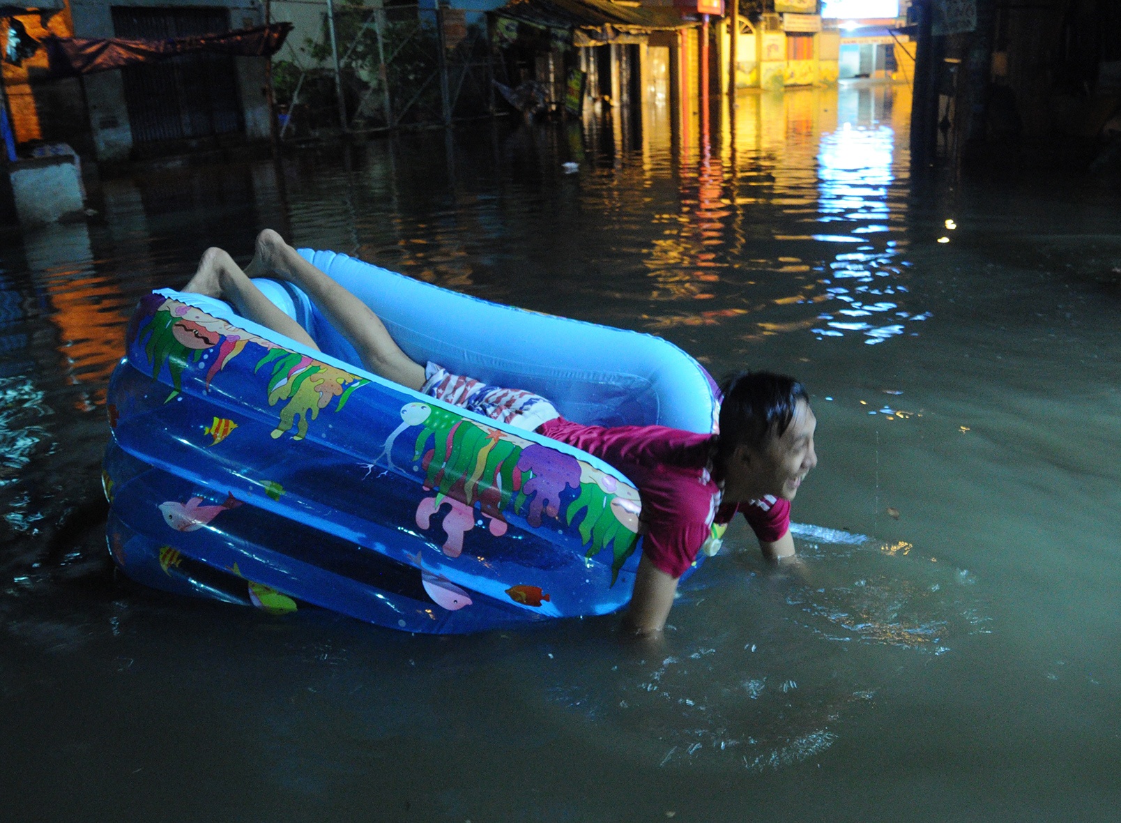 Boi phao, bat ca tren duong Sai Gon trong dem hinh anh