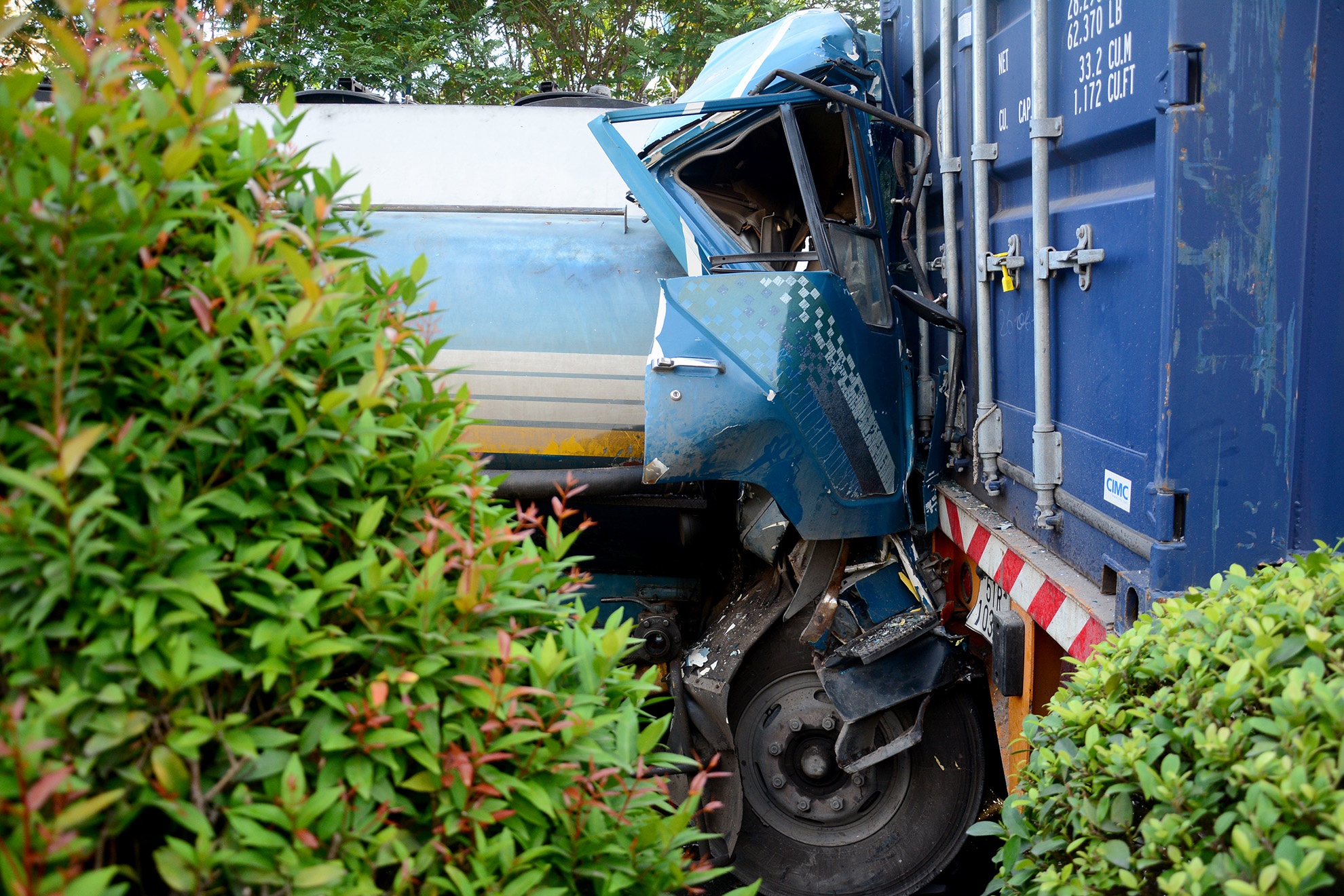 Cabin xe cho xang nat bet sau cu tong vao duoi container hinh anh