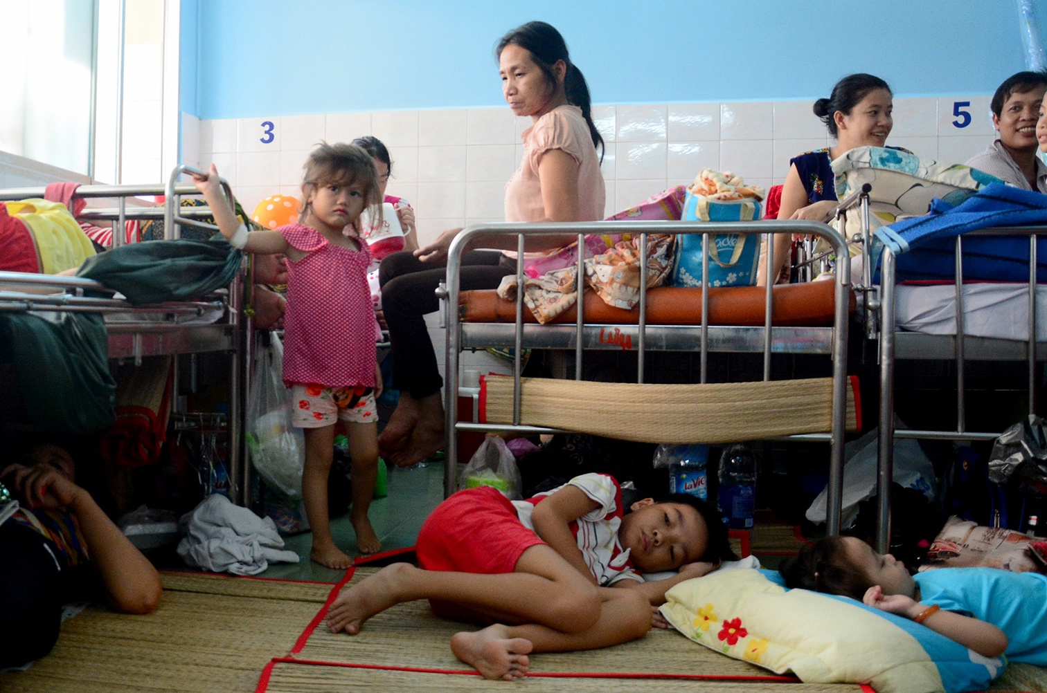 Benh nhi Sai Gon nam la liet hanh lang, san nha hinh anh