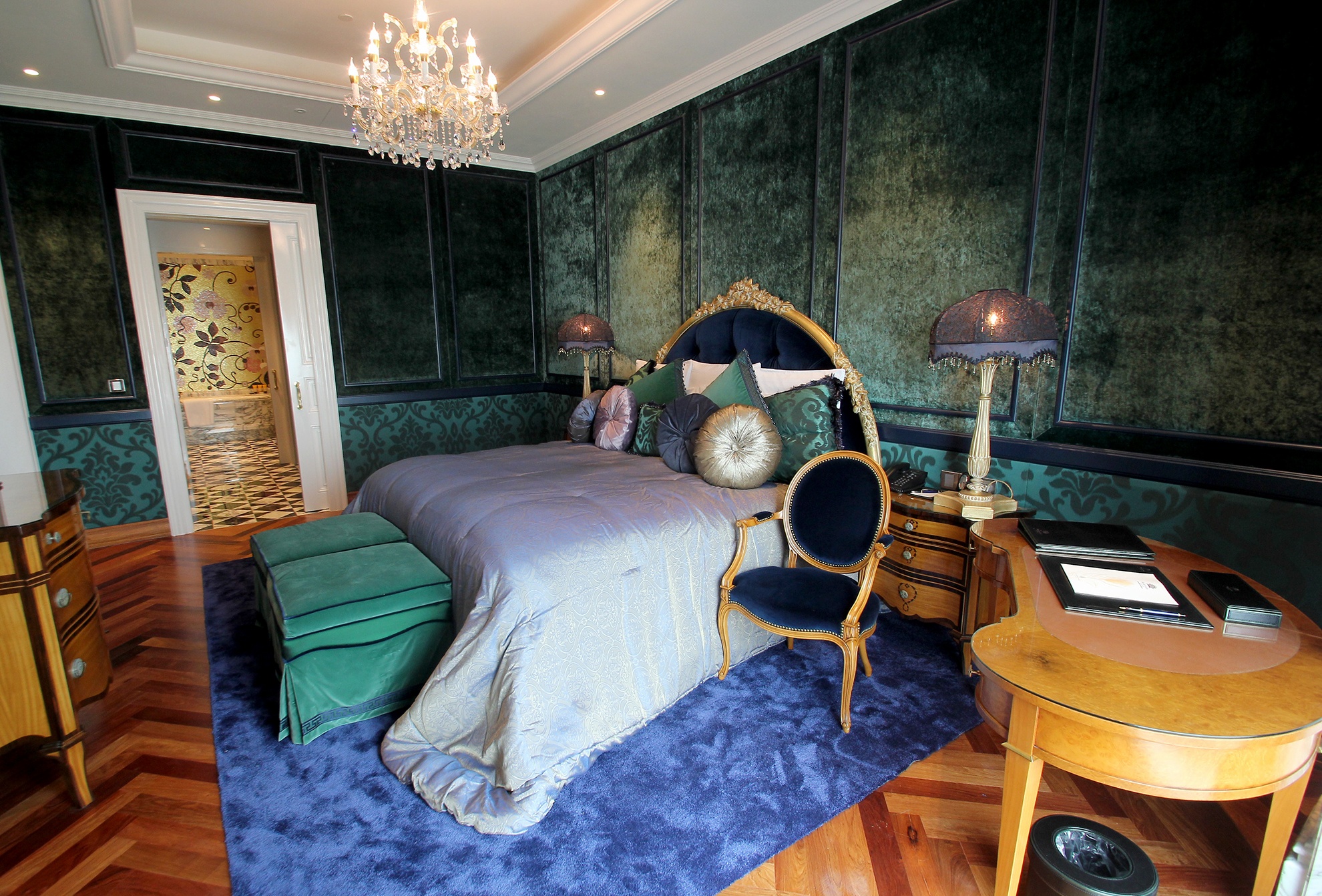 Phong khach san gia gan 400 trieu dong mot dem o TP HCM hinh anh