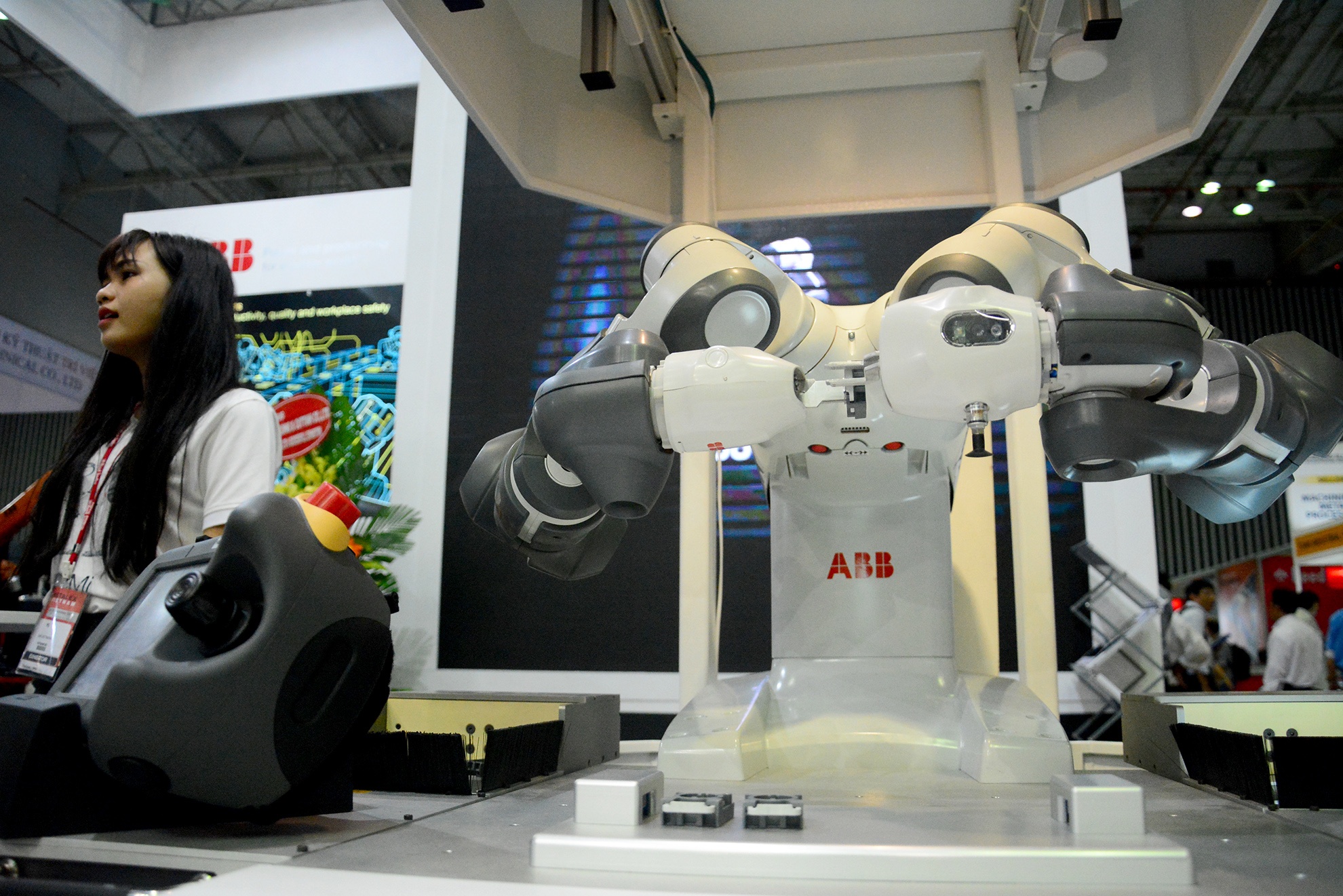 Robot Viet Nam co kha nang phoi hop lam viec cung con nguoi hinh anh