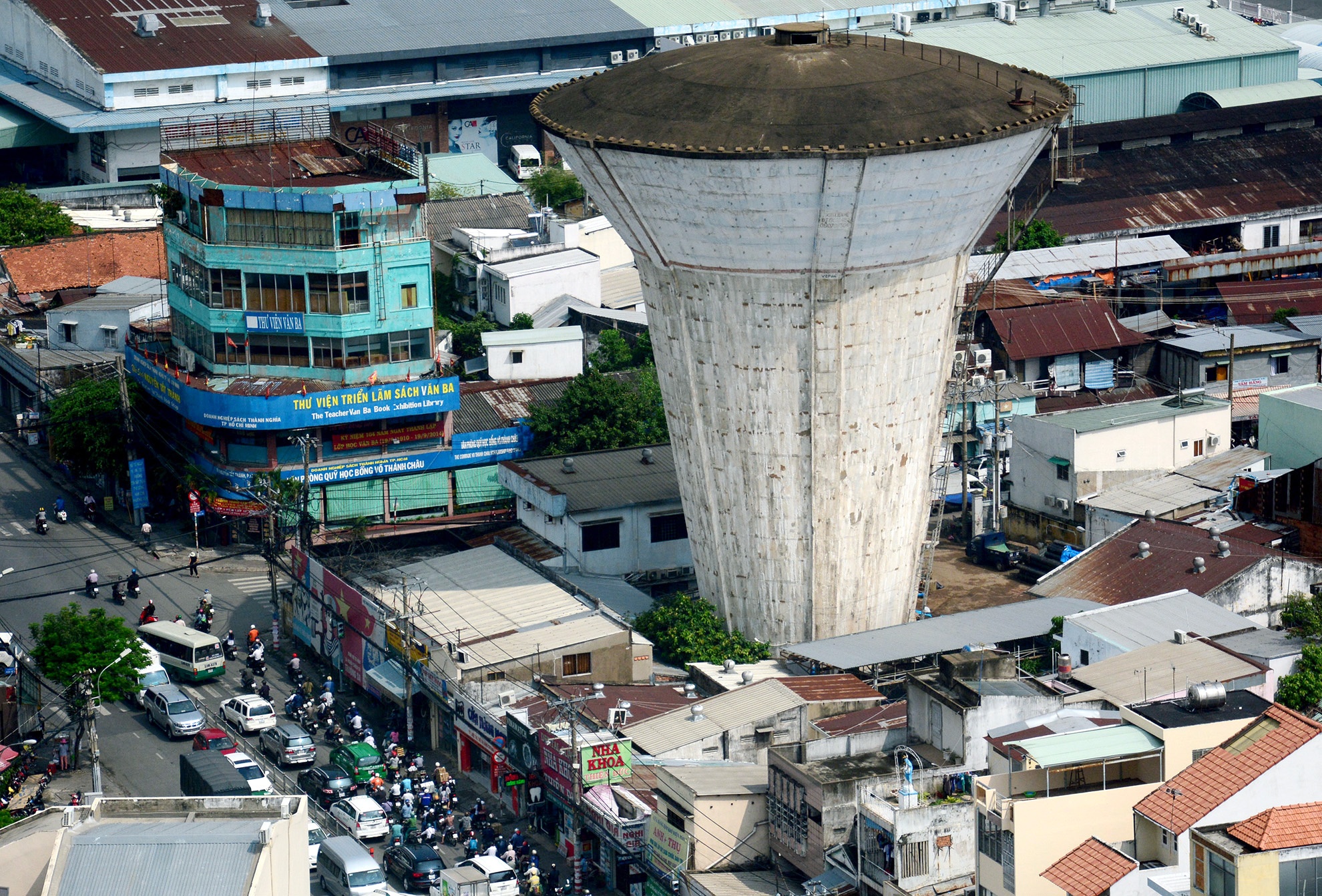 8 khoi thap nuoc be tong khong lo giua Sai Gon hinh anh