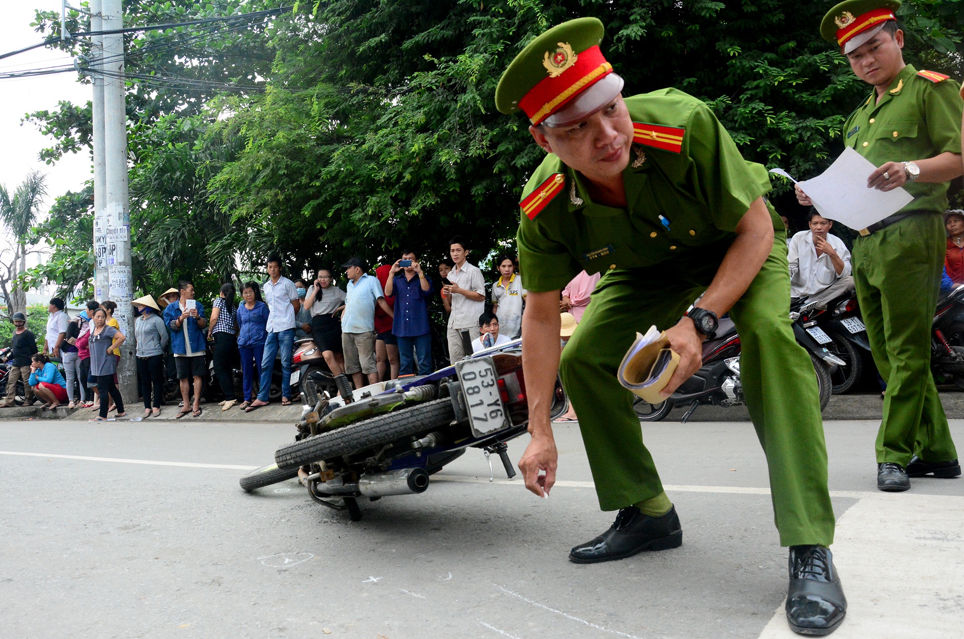 Dung hien truong vu chong lai Mercedes xo nga vo hinh anh