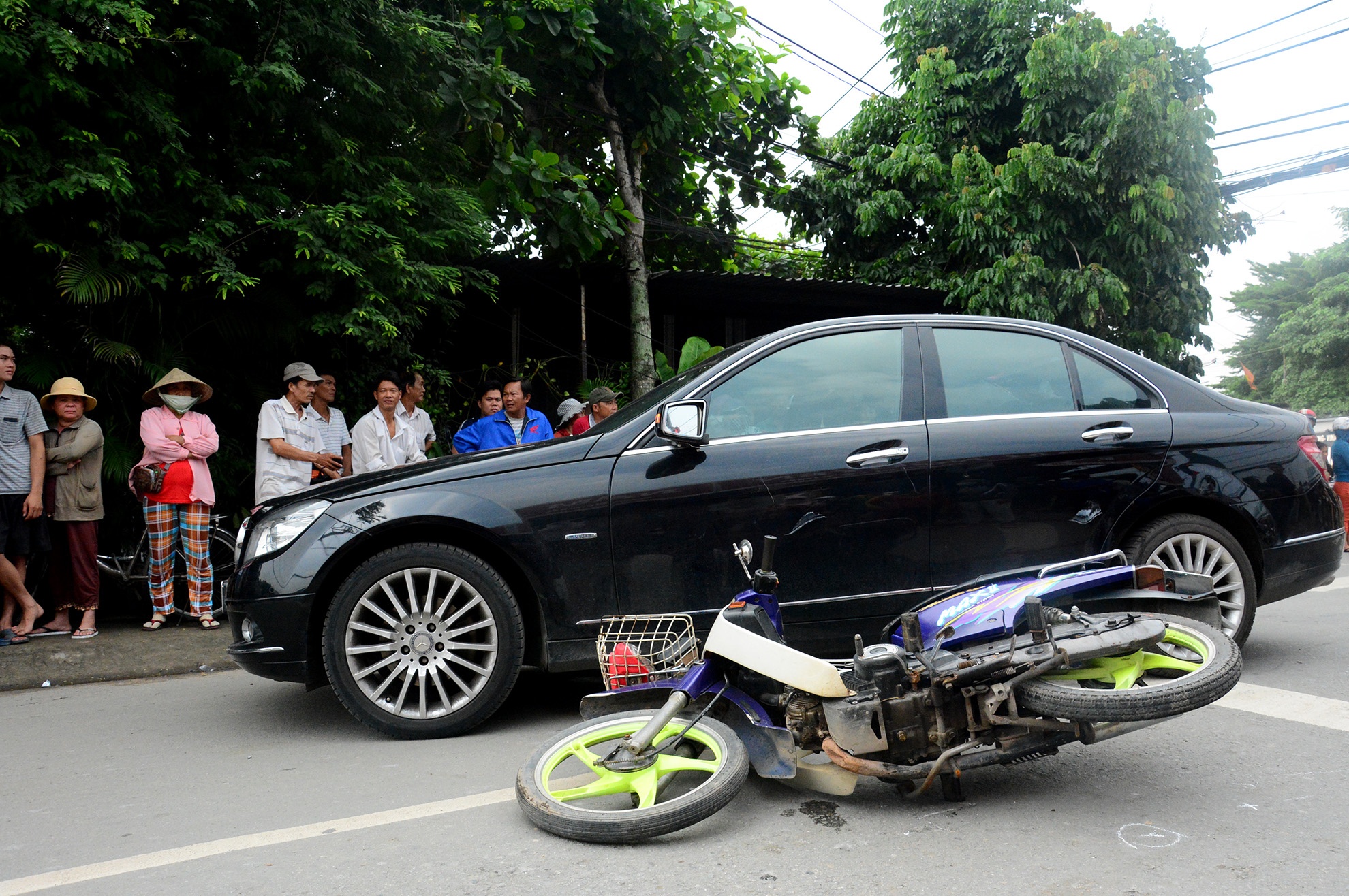 Hang tram nguoi xem dung hien truong chong lai xe va cham vo hinh anh