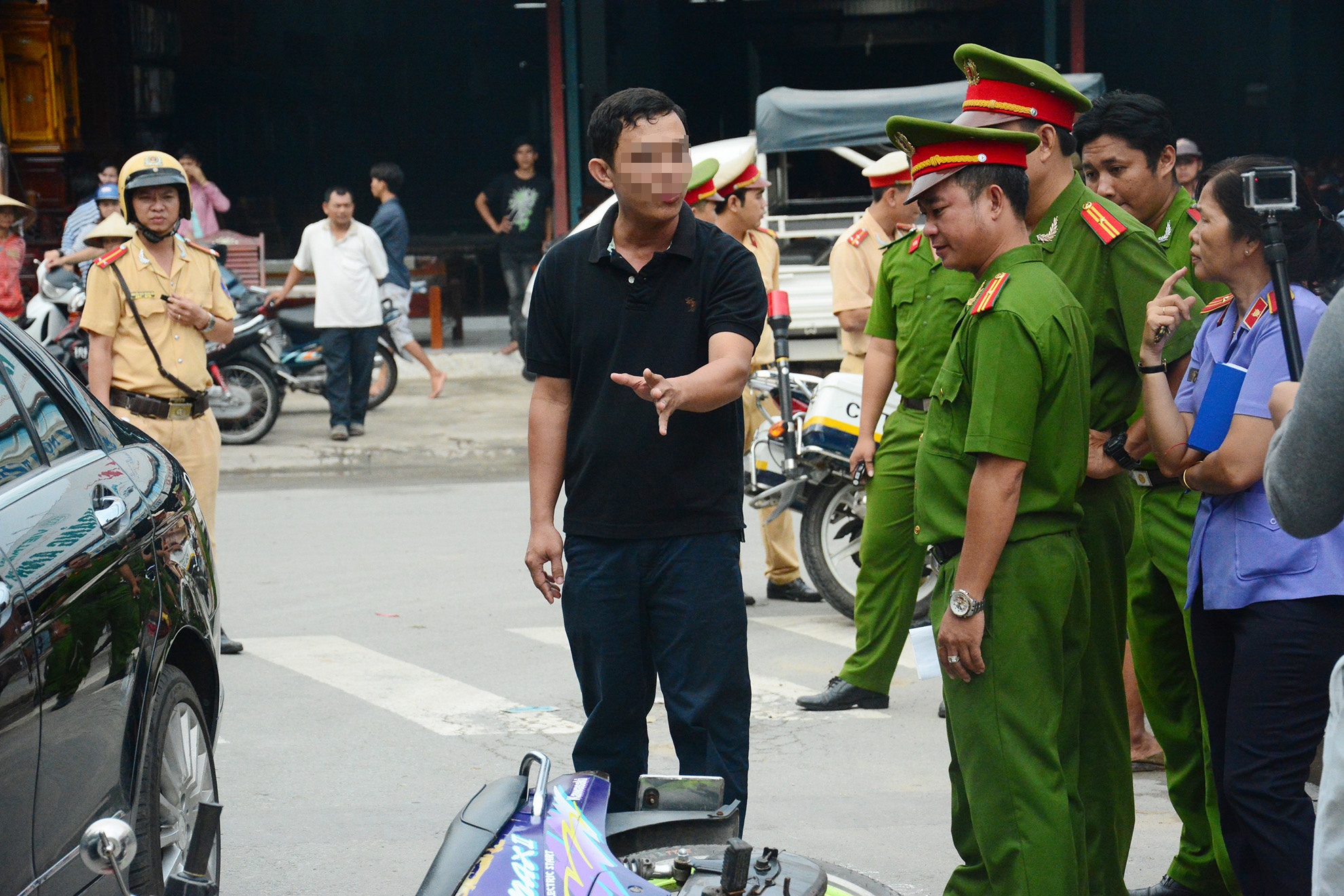 Theo chị gái nạn nhân, hôm xảy ra tai nạn, anh Thanh có chở theo nhân tình. Tuy nhiên người này không xuất hiện tại buổi dựng hiện trường, chỉ tài xế Mercedes tham gia.