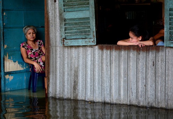 Canh nguoi Sai Gon song chung voi trieu cuong hinh anh