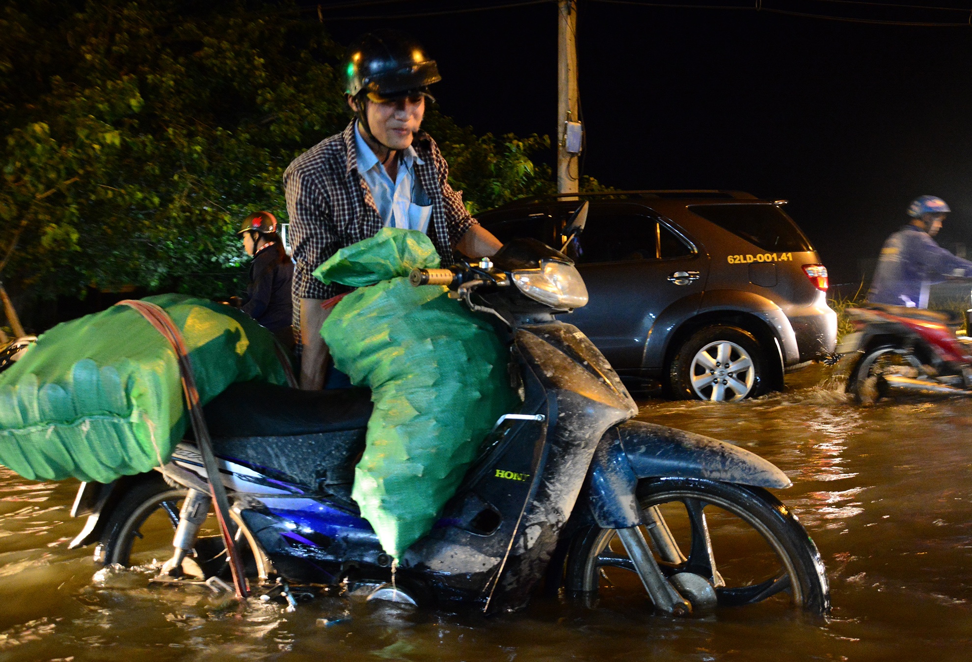 Ngay thu 3 nguoi Sai Gon vat lon voi trieu cuong hinh anh