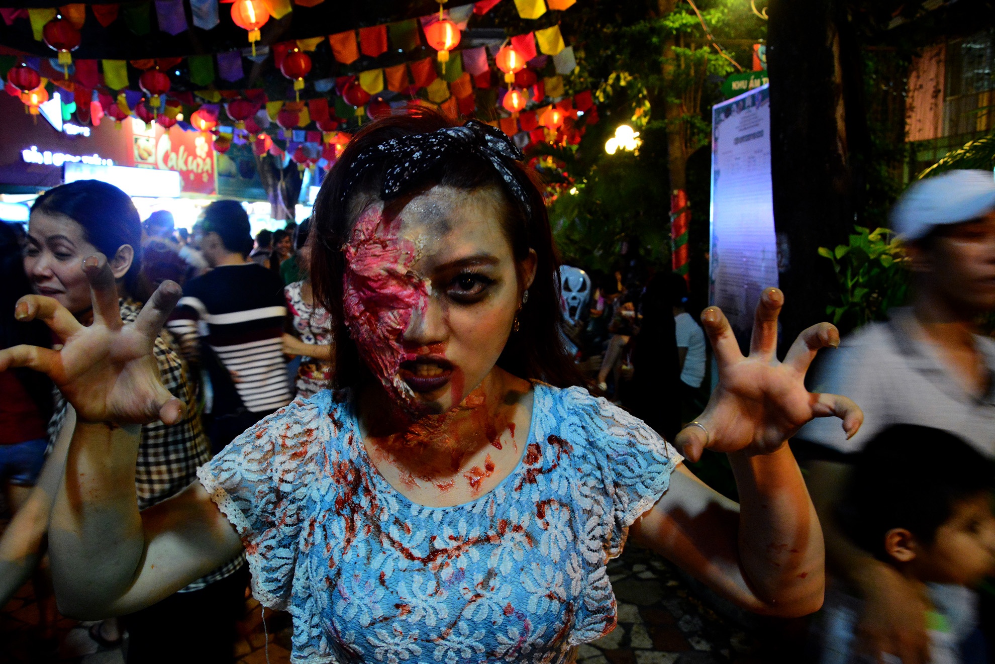 Sai Gon, Ha Noi ngap canh kinh di dem Halloween hinh anh