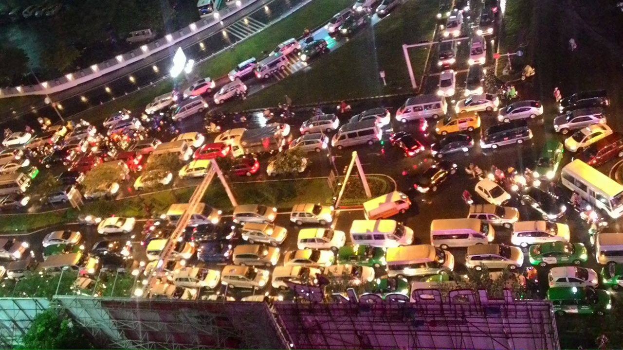 Cua ngo san bay Tan Son Nhat roi loan trong mua hinh anh