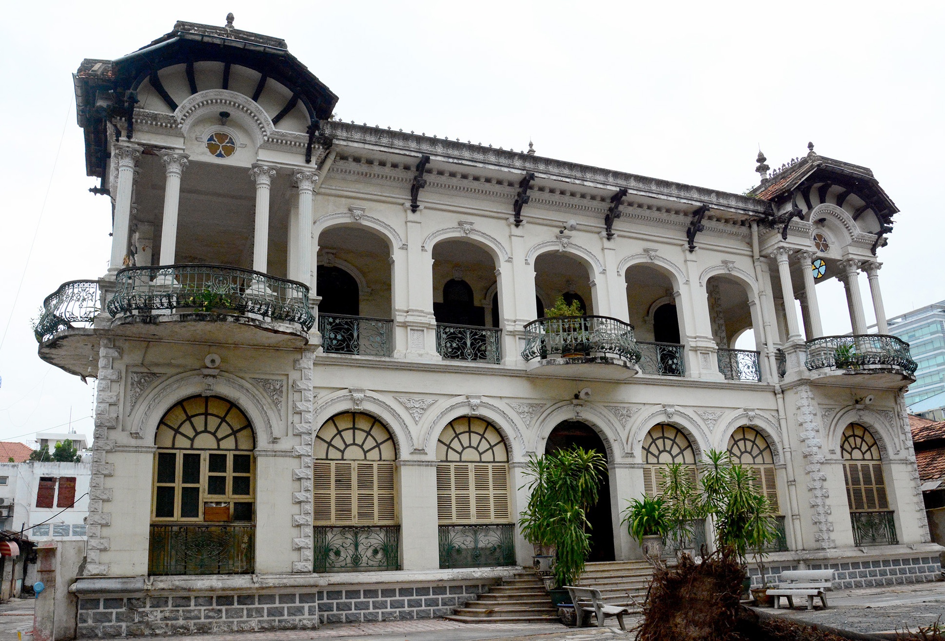 Biet thu 700 ty dong o Sai Gon dong cua cho chu moi hinh anh