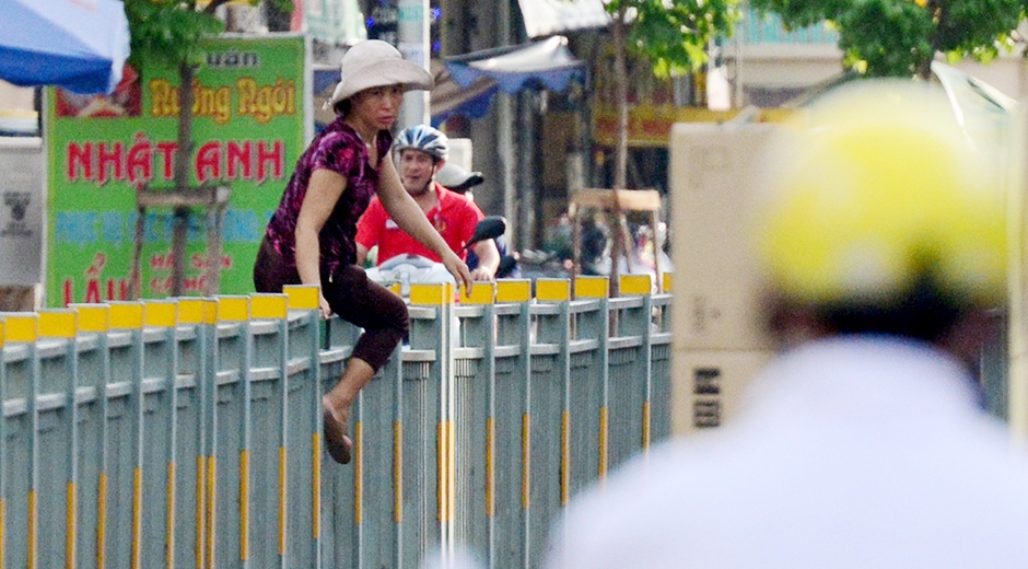 Treo rao, tu y do dai phan cach o Sai Gon hinh anh