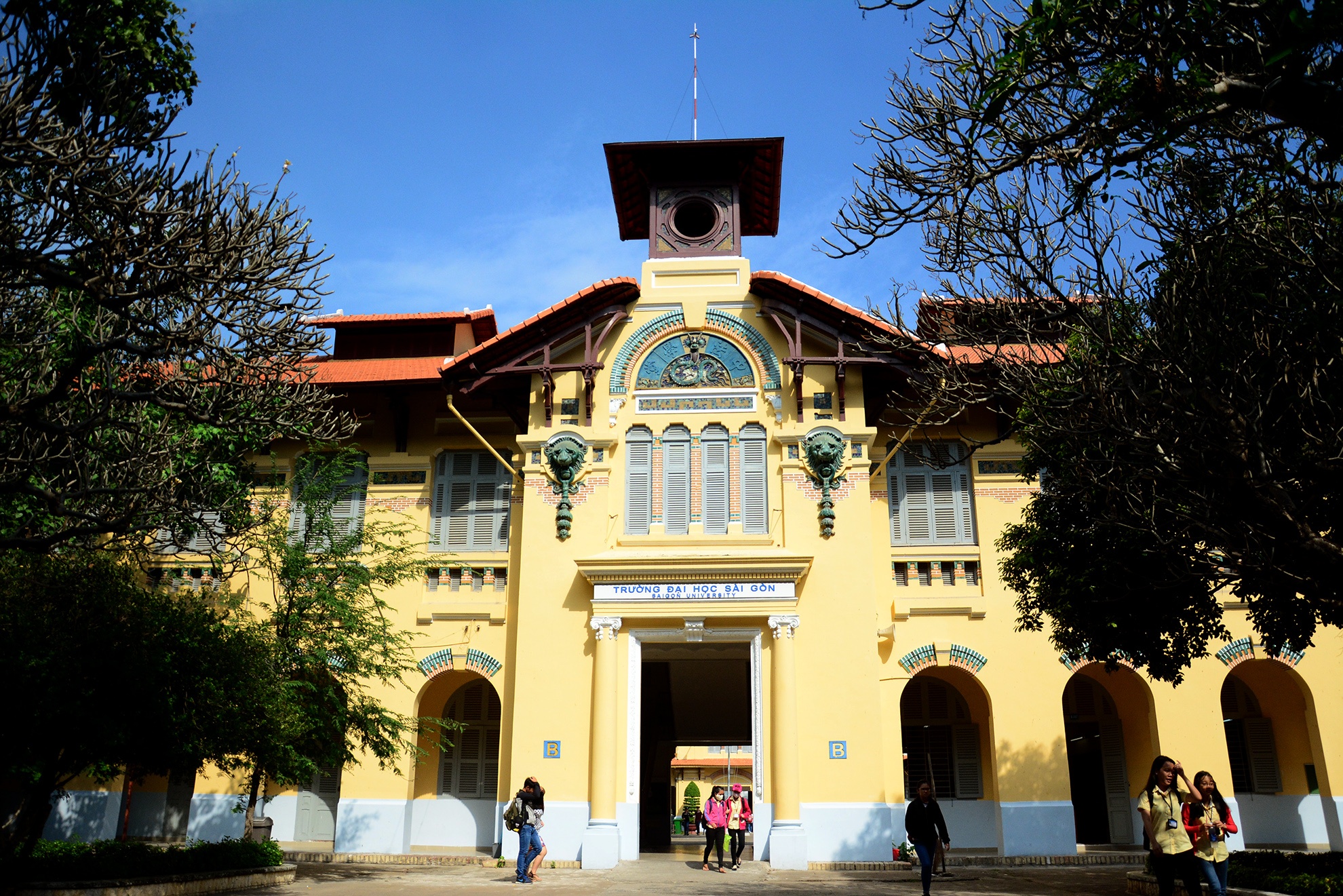 Truong dai hoc co kinh o Sai Gon hinh anh
