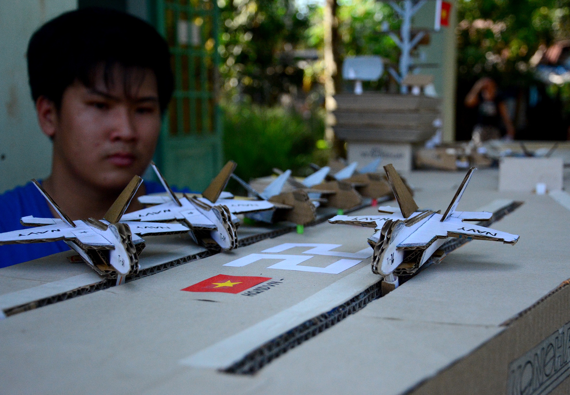 Ham doi may bay, tau chien bang bia carton hinh anh