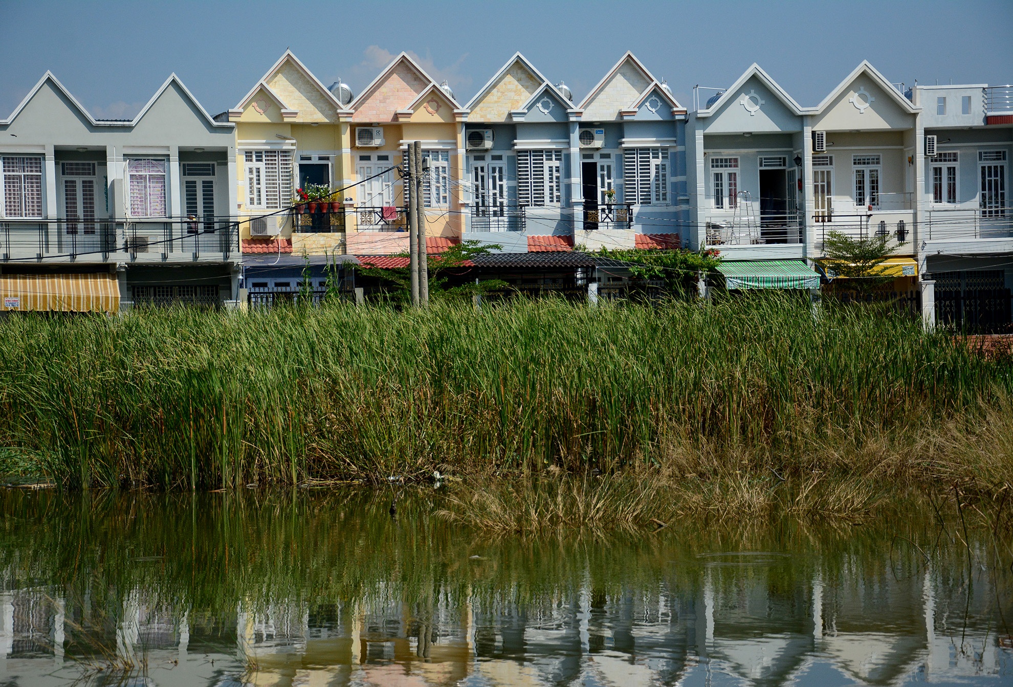 Nhung day nha giong nhau nhu duc o ngoai o Sai Gon hinh anh