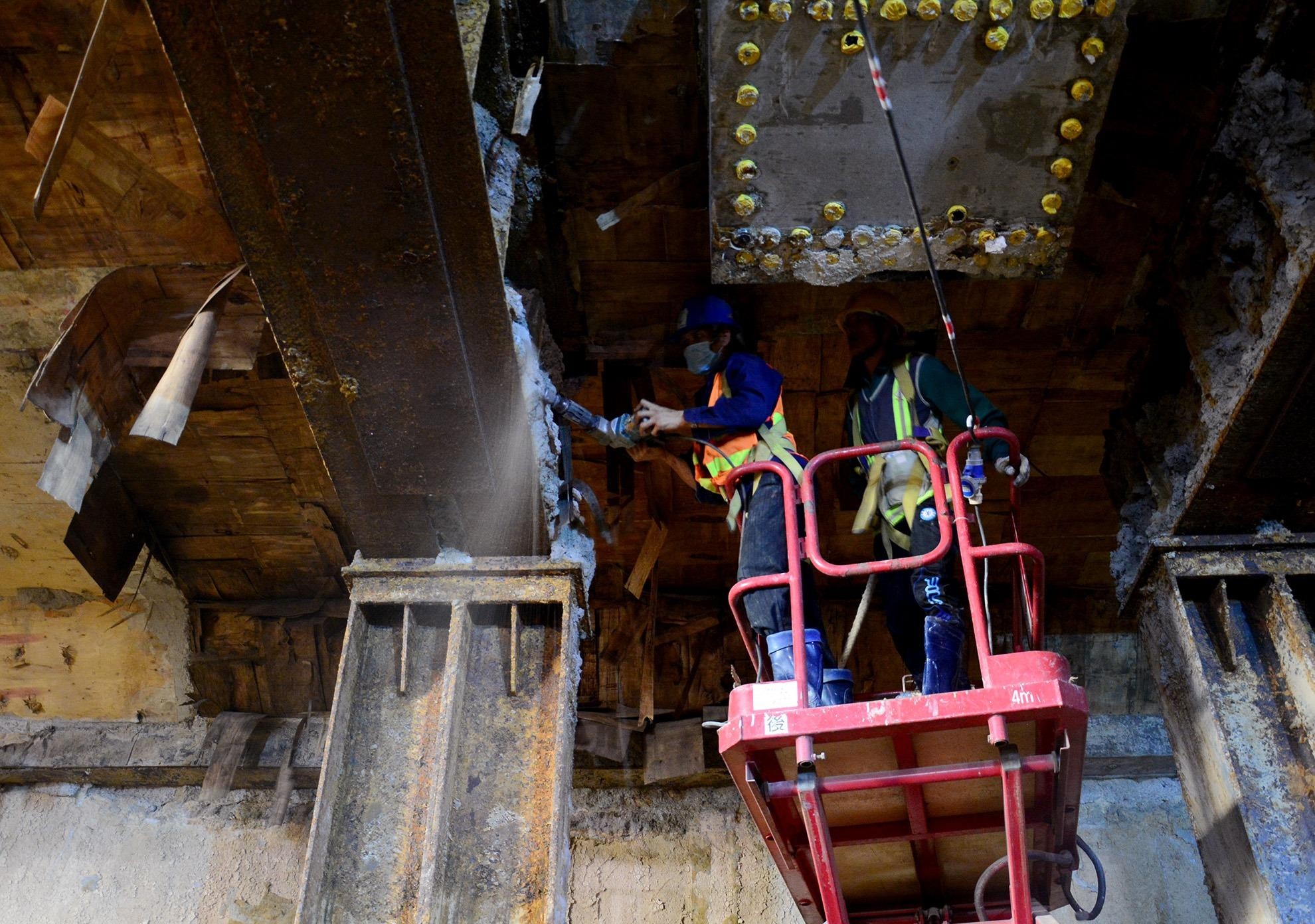 Thi cong duoi ham nha ga Metro Sai Gon hinh anh