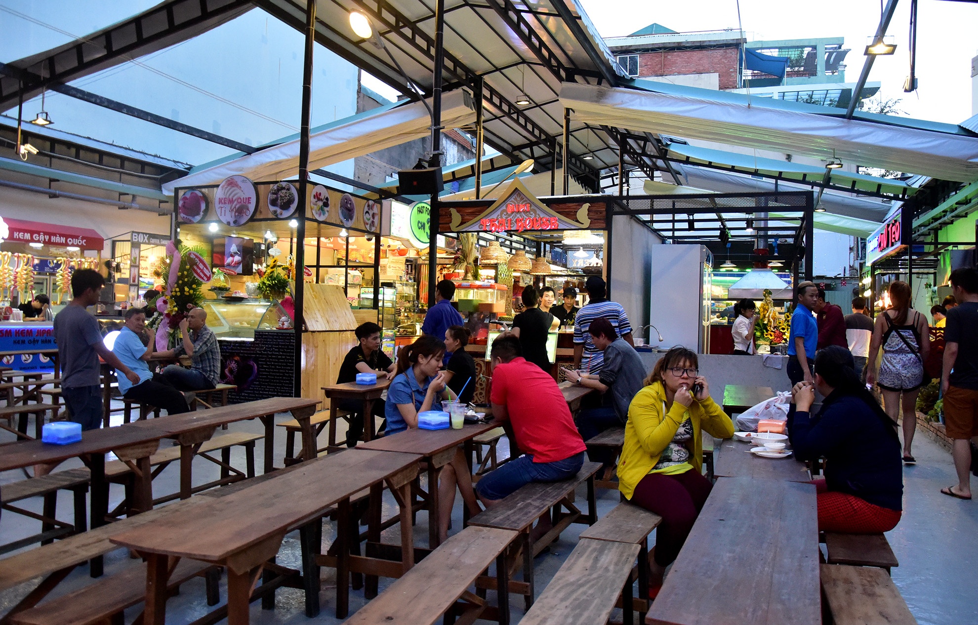 Khu am thuc duong pho 700 m2 canh cho dem Ben Thanh hinh anh