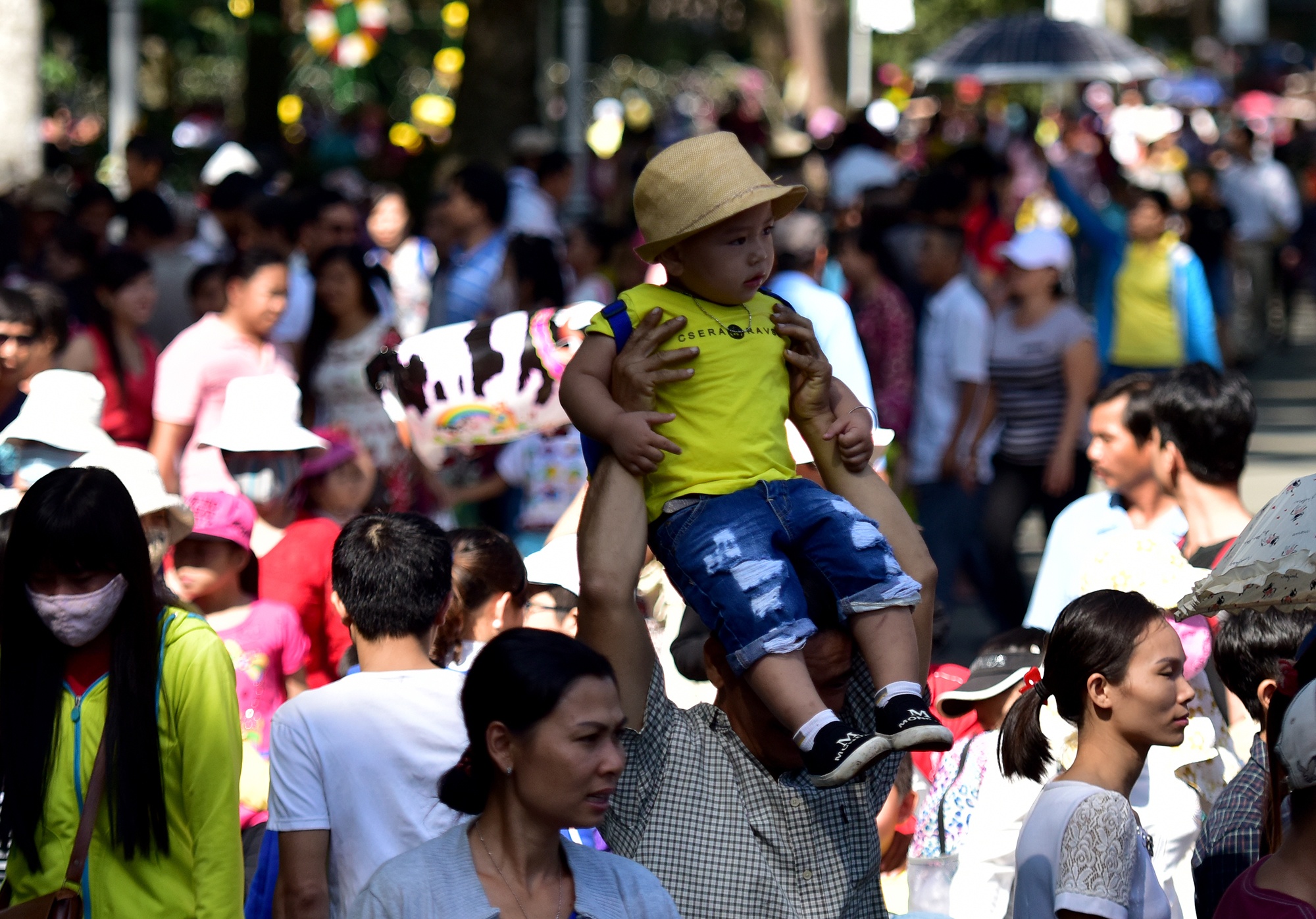 Dong nghit nguoi tai cac diem vui choi o Sai Gon hinh anh