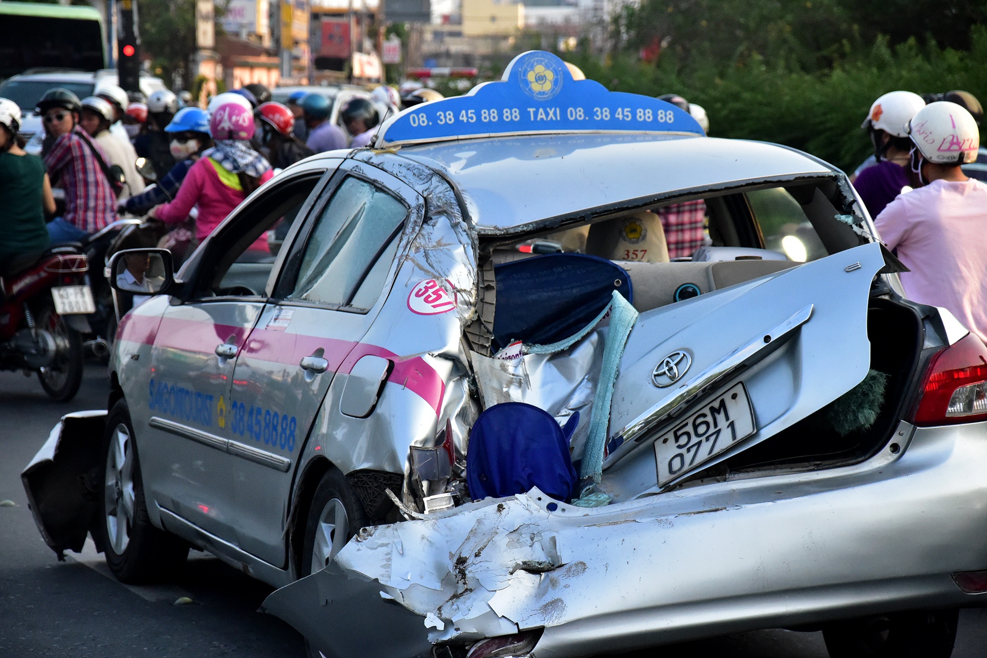 Xe bon tong lien hoan, cua ngo Sai Gon ket cung hinh anh