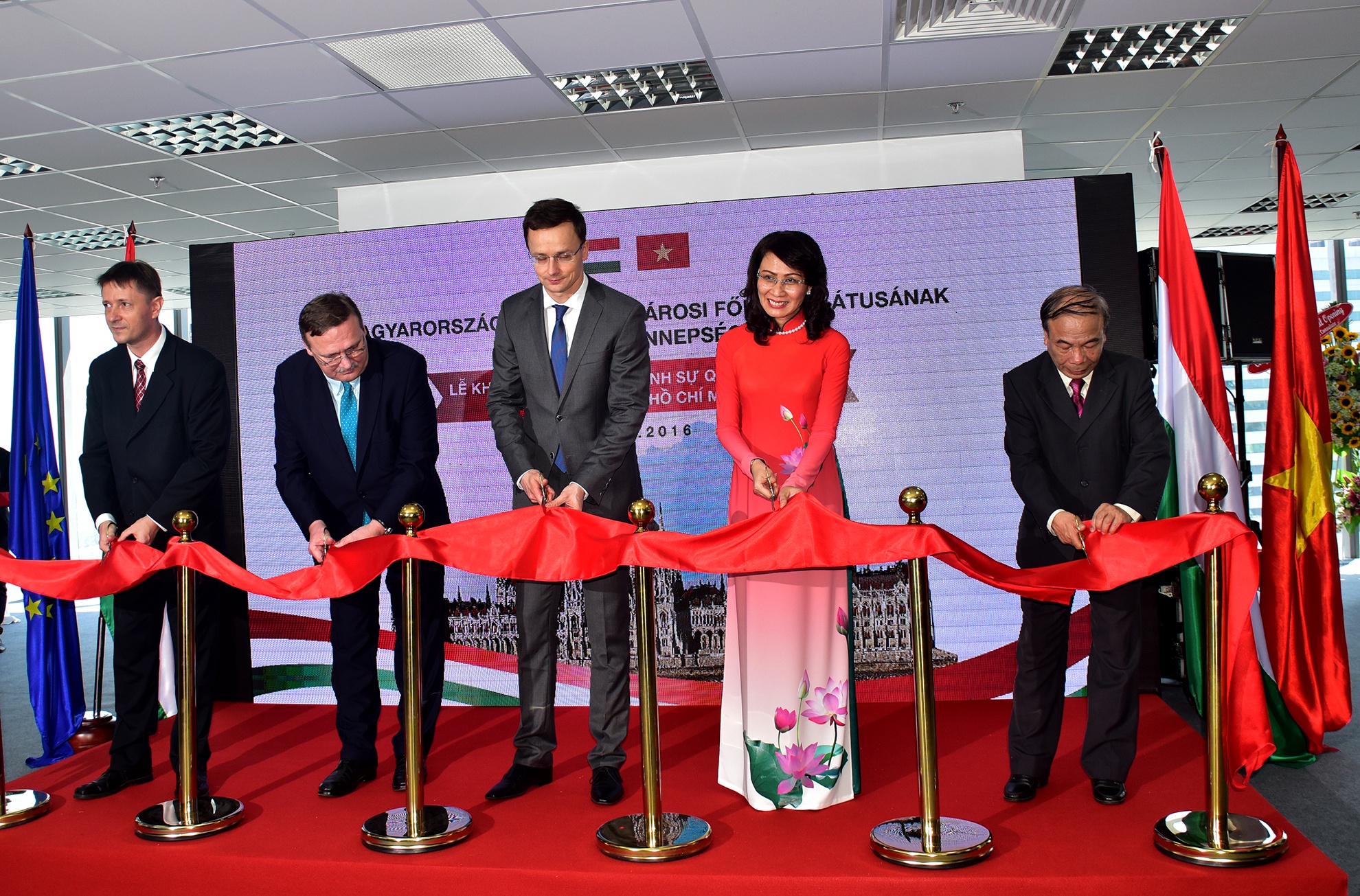 Khai truong Tong Lanh su quan Hungary tai TP HCM hinh anh
