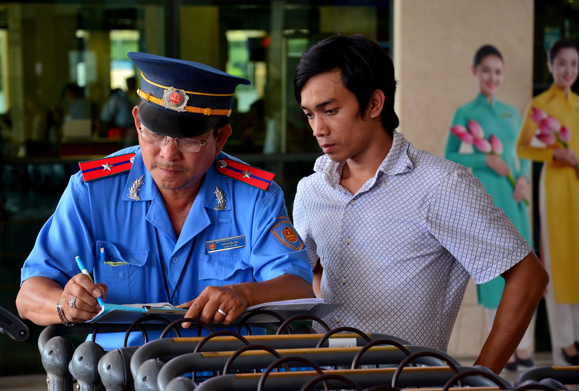 Phat oto dung qua 3 phut trong san bay Tan Son Nhat hinh anh