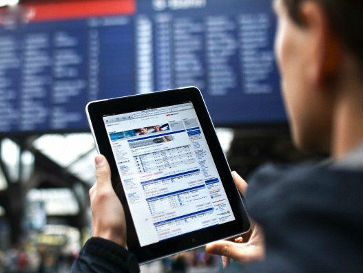 San bay Tan Son Nhat trang bi may tinh bang de check-in hinh anh