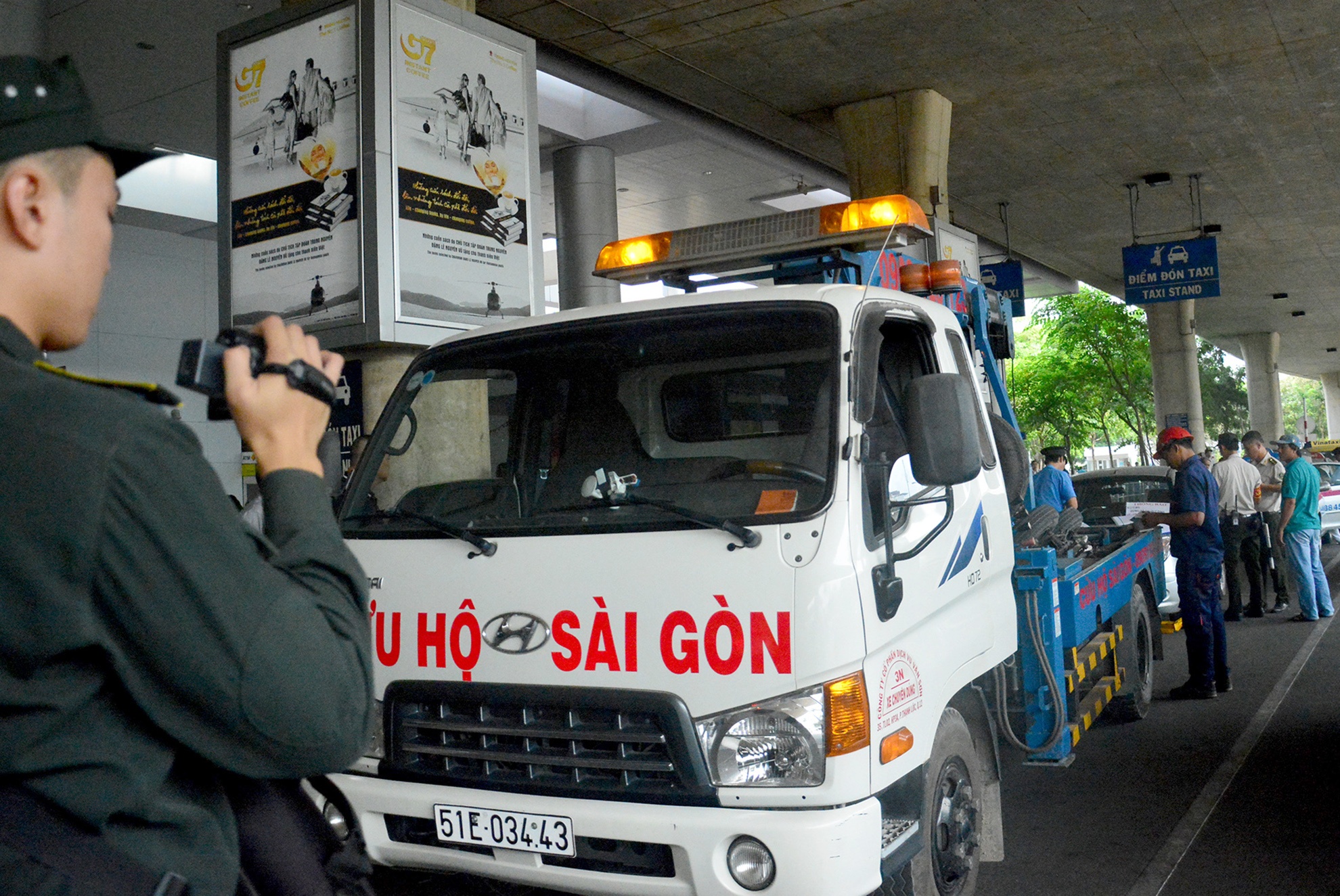 Xe chay i bi cau khoi nha ga san bay Tan Son Nhat hinh anh