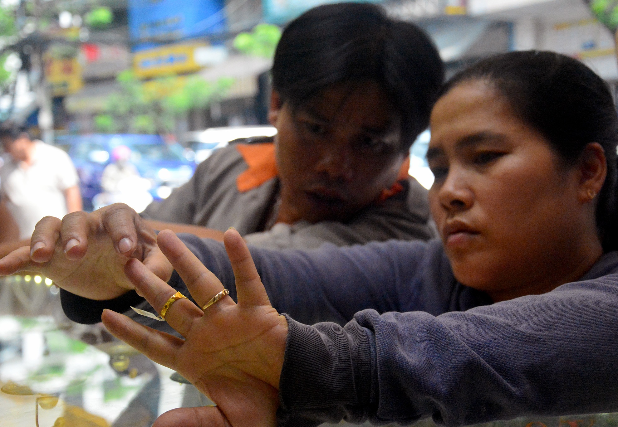 Lao dong Sai Gon mua vang thap tuoi o cho binh dan hinh anh