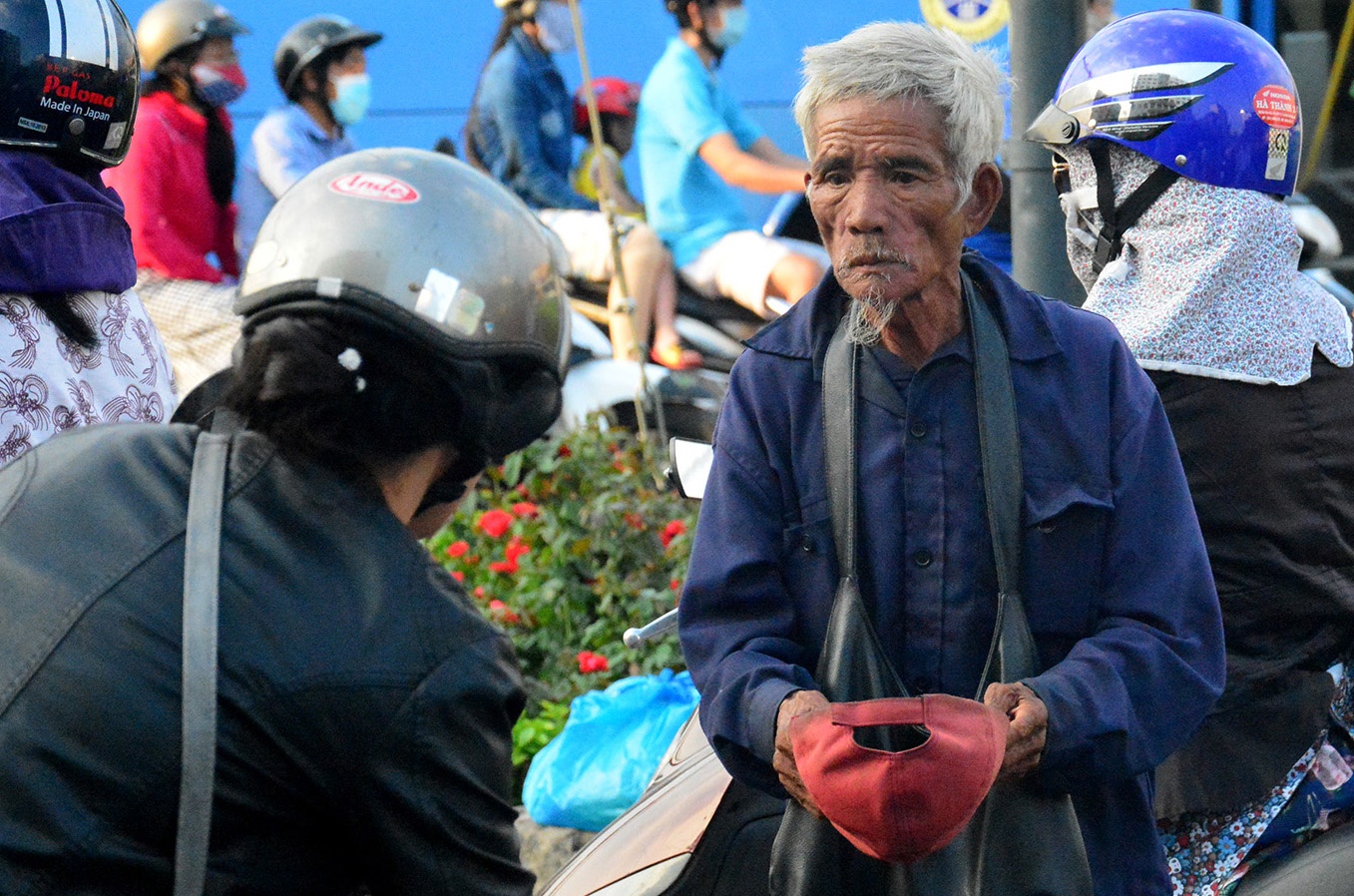 Nguoi an xin tran lan duong pho Sai Gon hinh anh