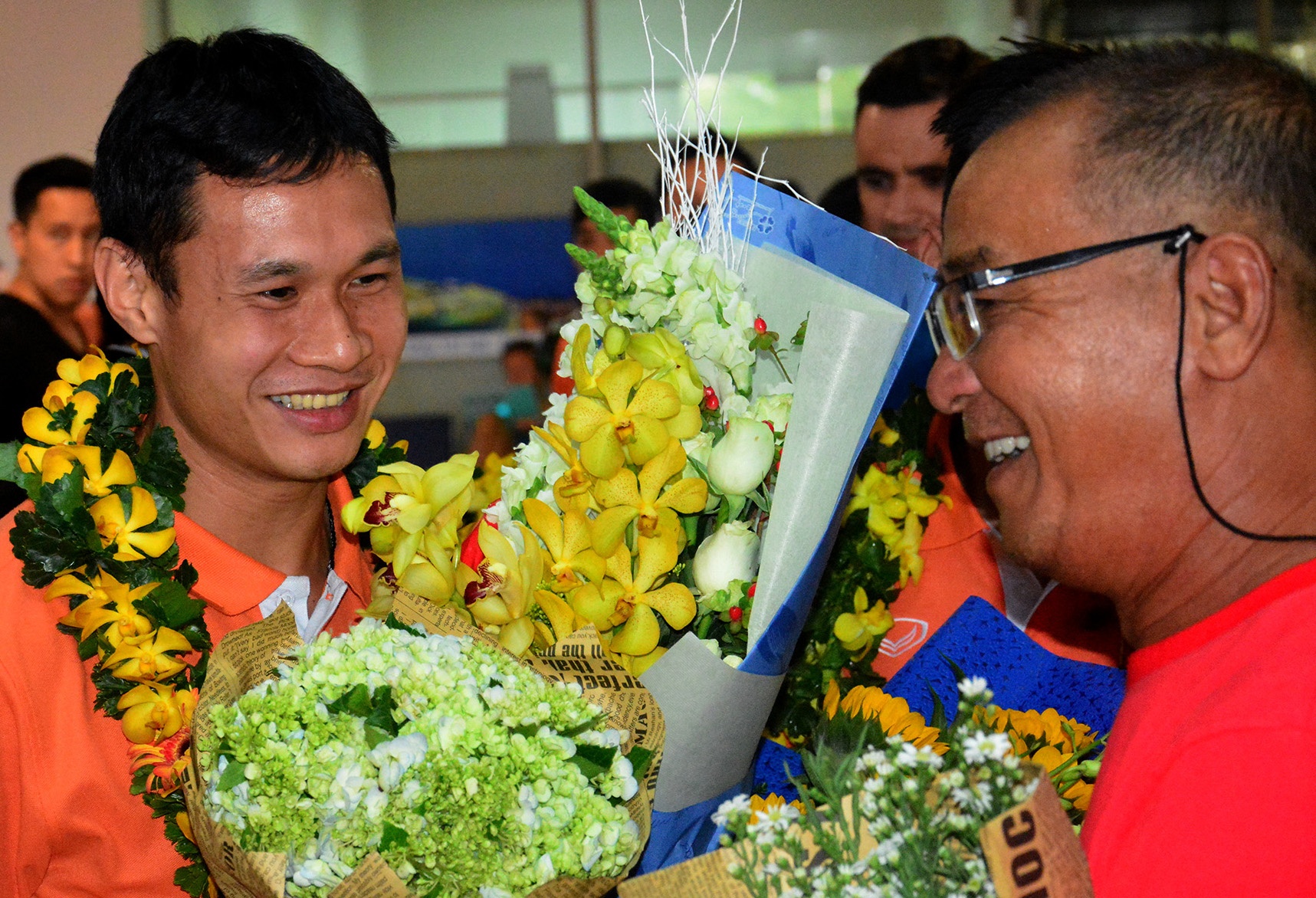 Doi tuyen futsal Viet Nam duoc chao don tai san bay hinh anh
